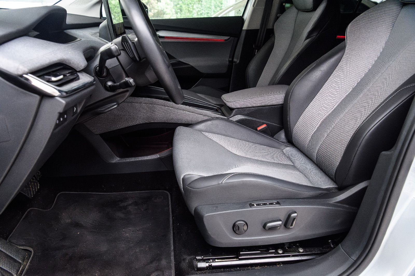 Fahrzeugabbildung SKODA Enyaq 60 Loft MATRIX-LED+RFK+NAVI+KEYLESS+SZH