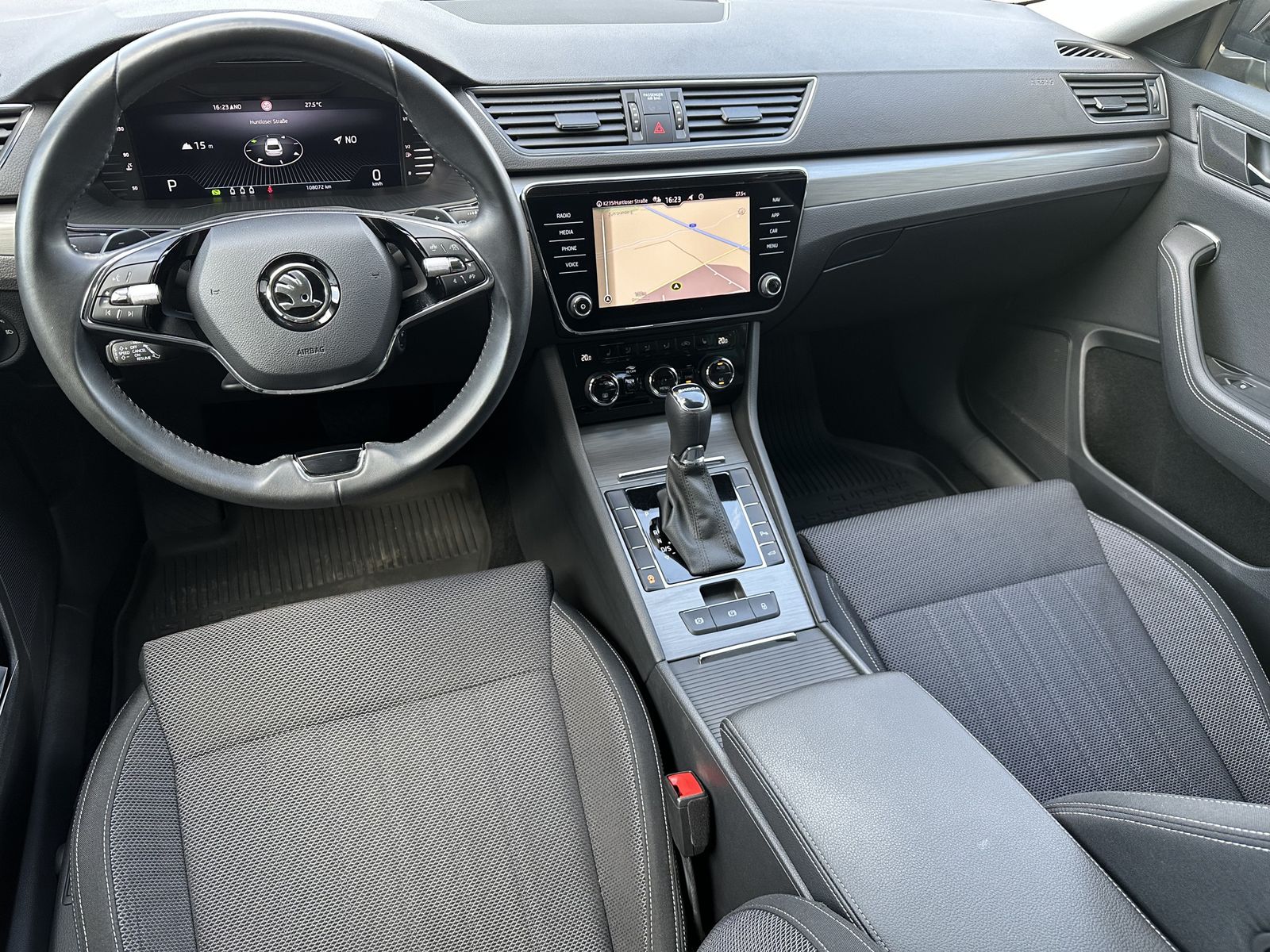 Fahrzeugabbildung SKODA Superb 2.0 TDI DSG Style NAV+MATRIX+AHK+ACC+VC