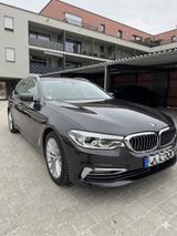 BMW 540i xDrive Touring  - graue BMW 540