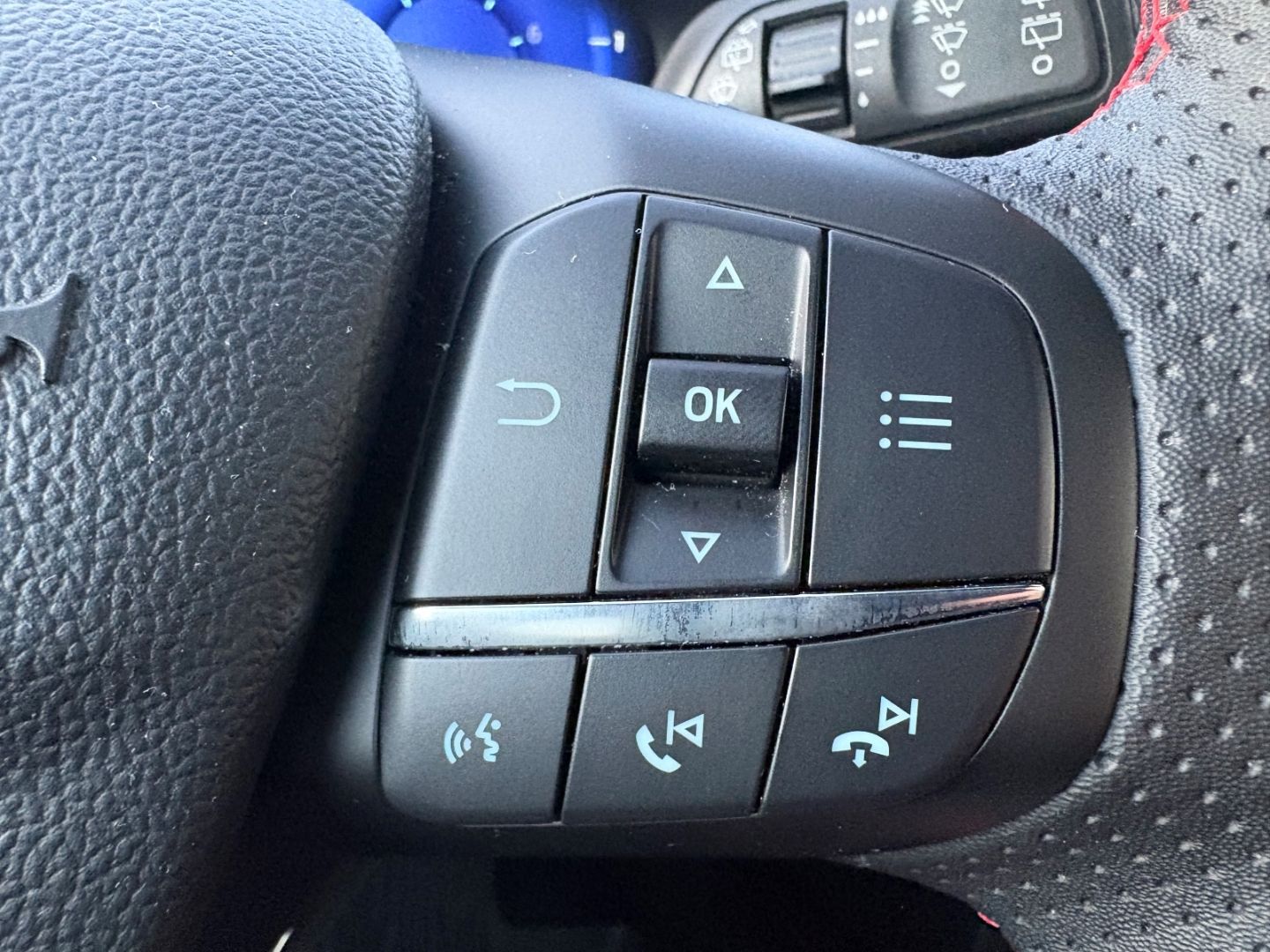 Fahrzeugabbildung Ford Focus Turnier ST-Line X MHEV AHK Kamera Navi LED