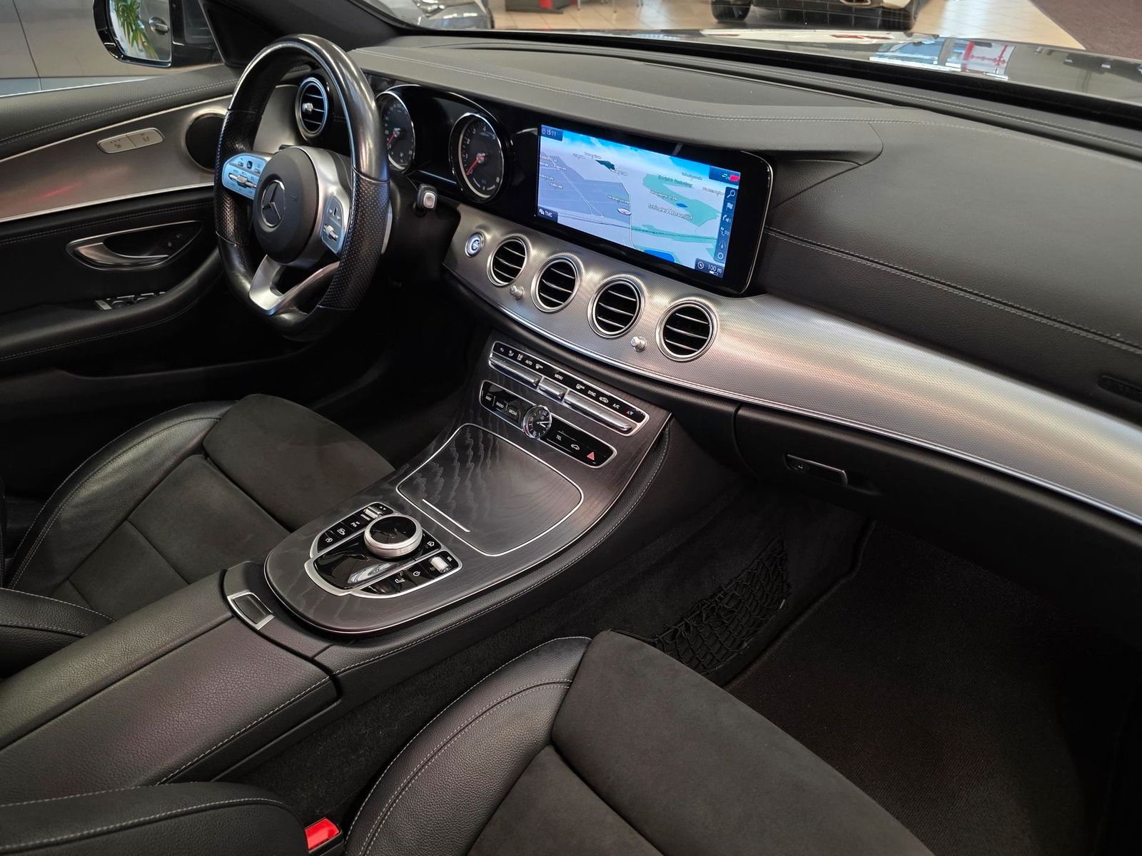 Fahrzeugabbildung Mercedes-Benz E 300 T Automatik AMG Line/20"Alu/Ahk