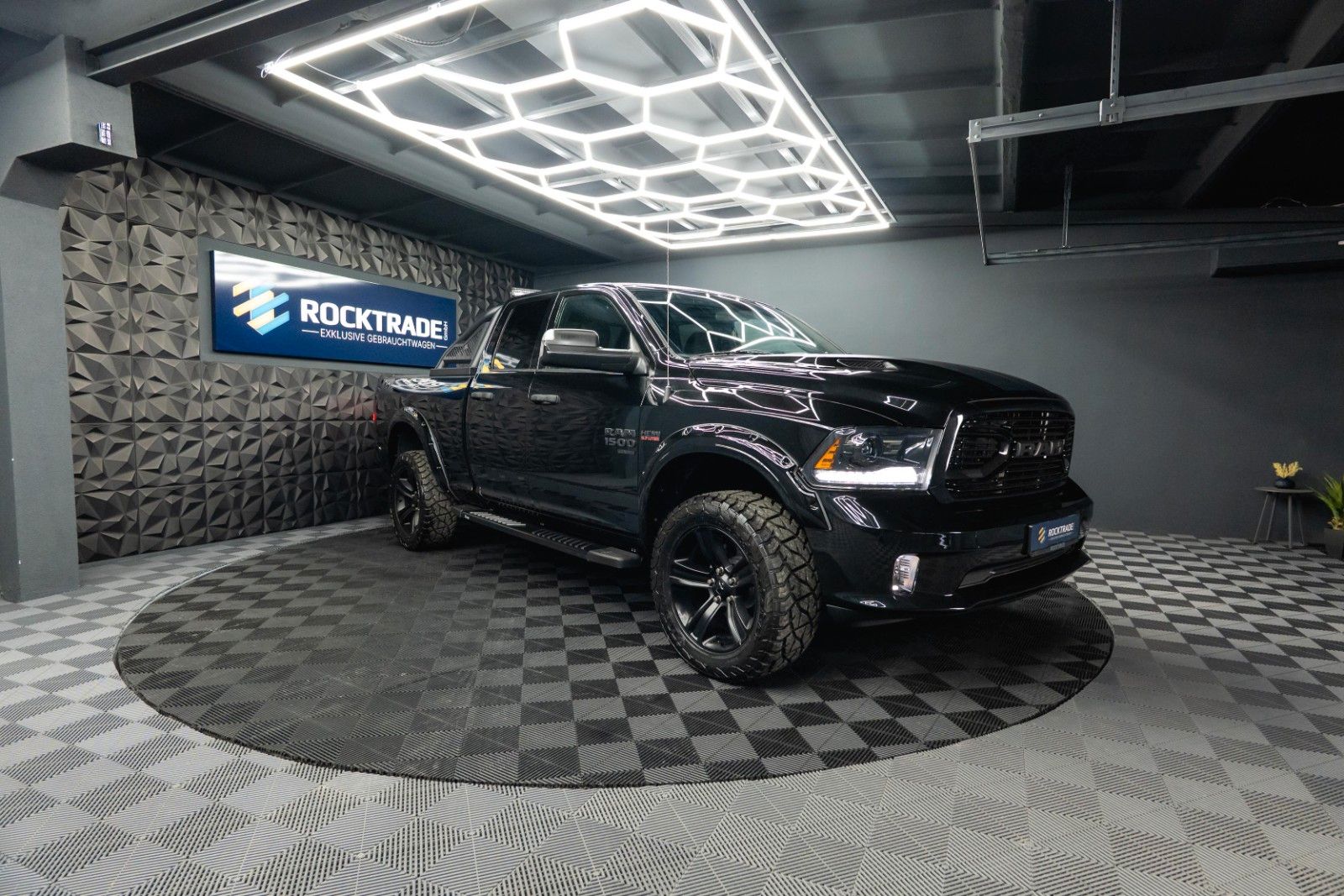 Fahrzeugabbildung Dodge RAM 5.7 V8 HEMI 4x4 OFFROAD Night-Paket LONG 19%