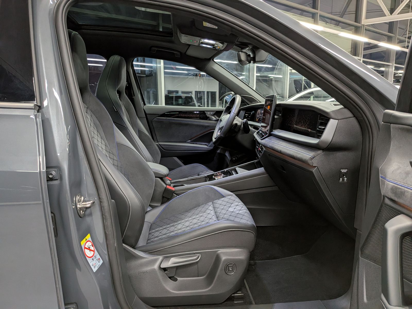 Fahrzeugabbildung Volkswagen Tayron 2.0TDI 4M R-Line Launch Pano Black AHK 20