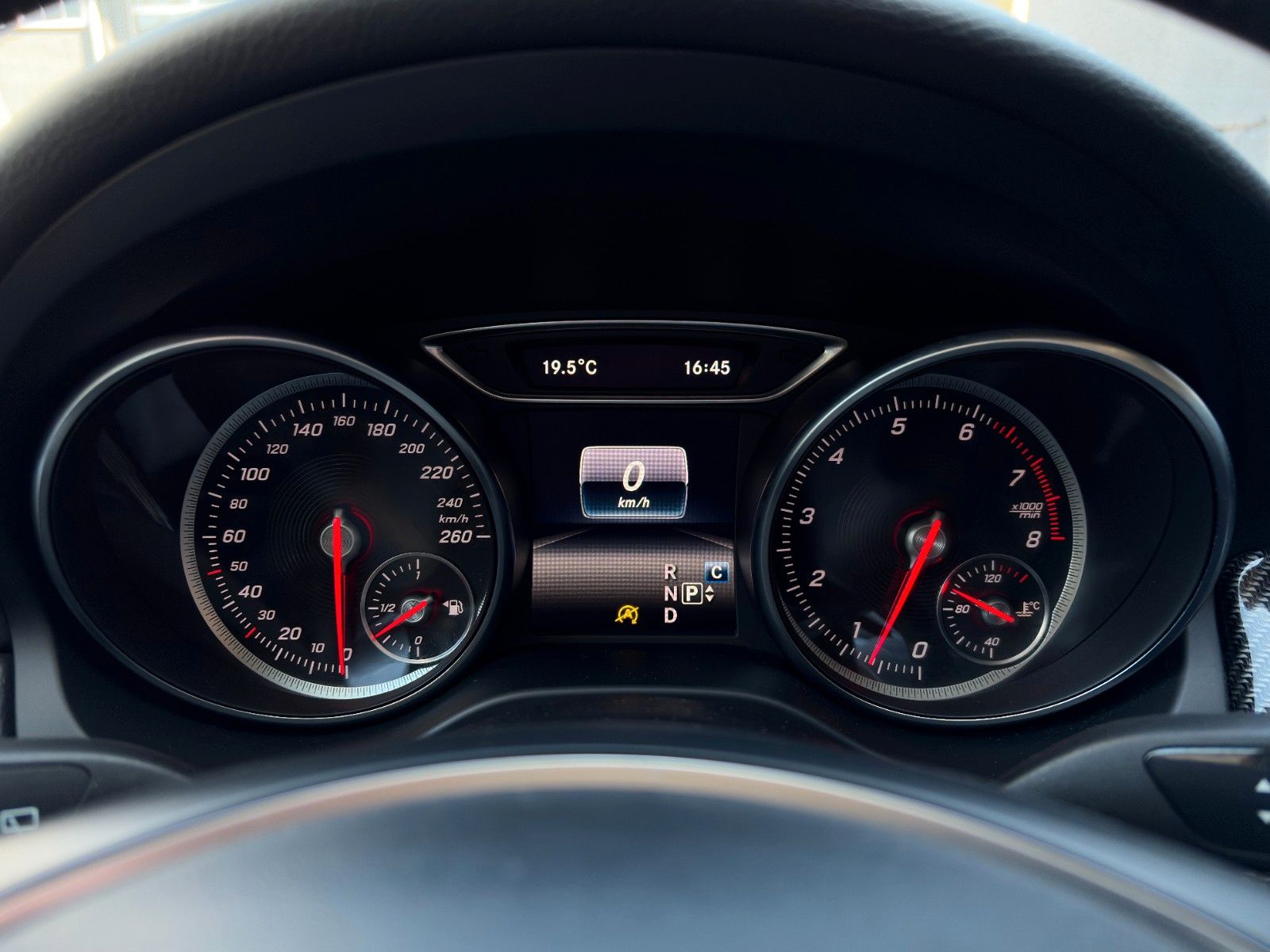 Fahrzeugabbildung Mercedes-Benz GLA 180 Urban Edition SHZ TEMP CAM NAVI BT LED
