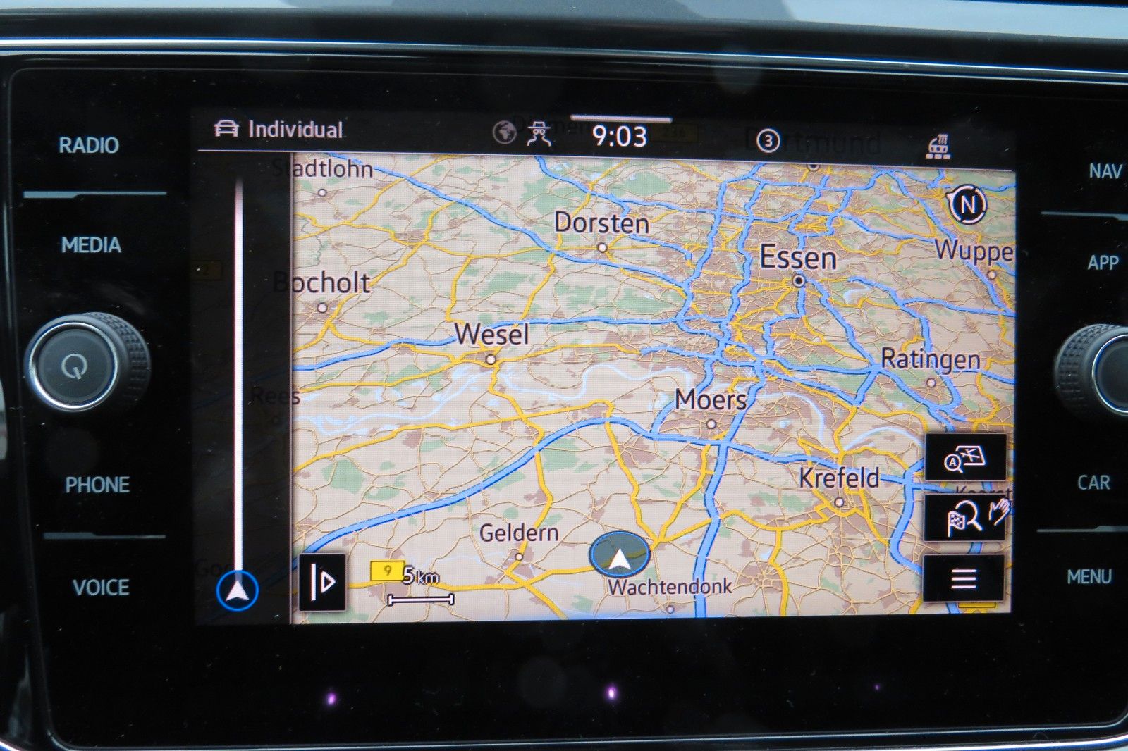 Fahrzeugabbildung Volkswagen T-Roc Sport R-LINE PANO 18`LED NAVI APP 1.HD