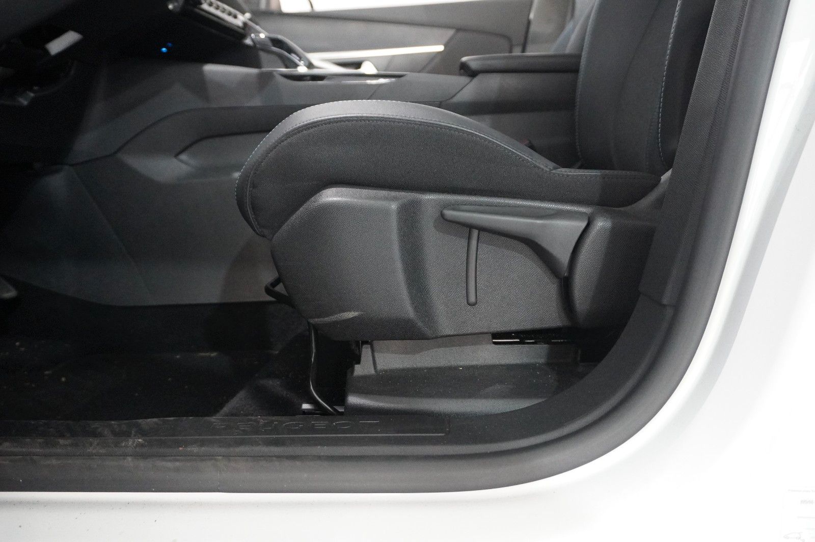 Fahrzeugabbildung Peugeot 3008 Hybrid PHEV ALLURE NAVI/LED/KAMERA/SH/AHK