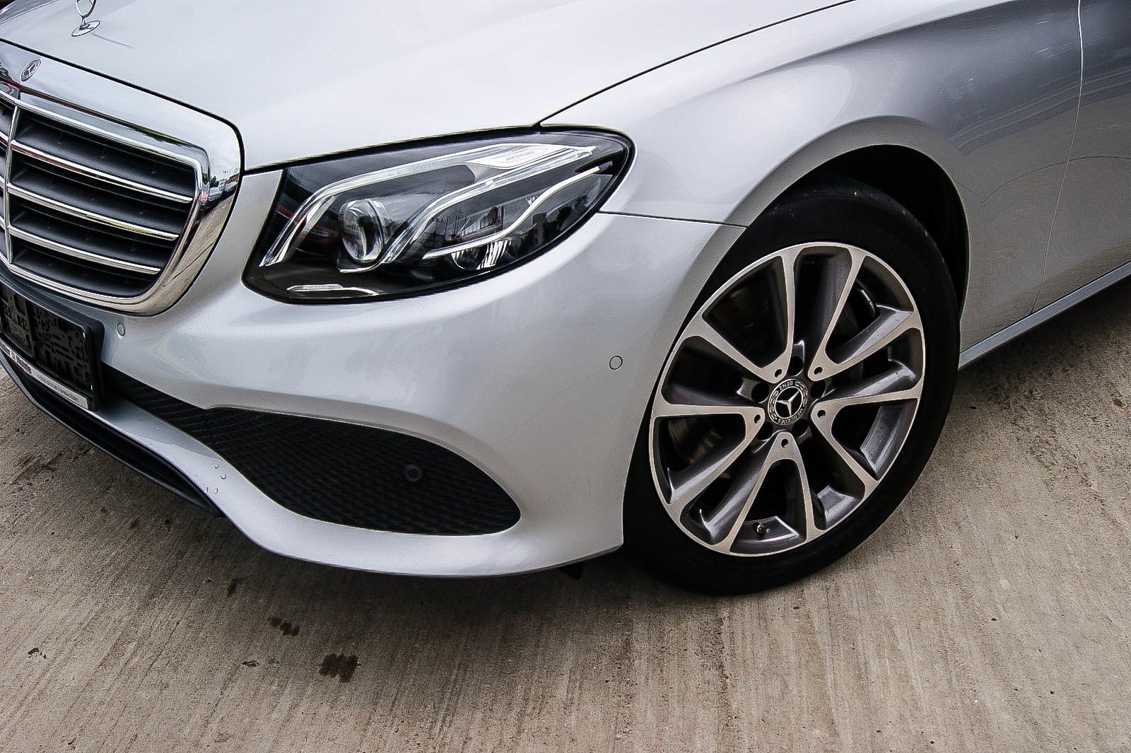 Fahrzeugabbildung Mercedes-Benz E 200 T-Modell 7-SITZER STANDHEIZUNG MULTI-BEAM