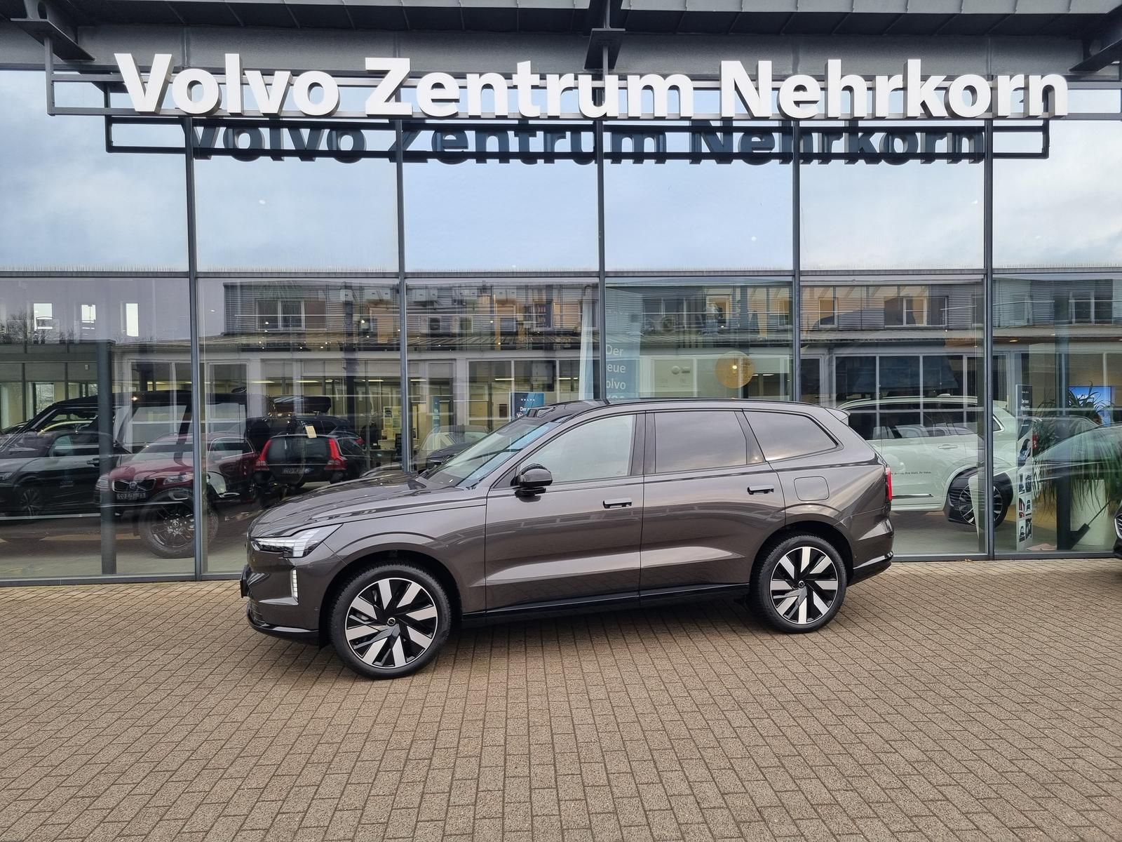 Fahrzeugabbildung Volvo EX90 TWIN AWD Ultra 7-Sitzer 'Ganzjahresreifen,