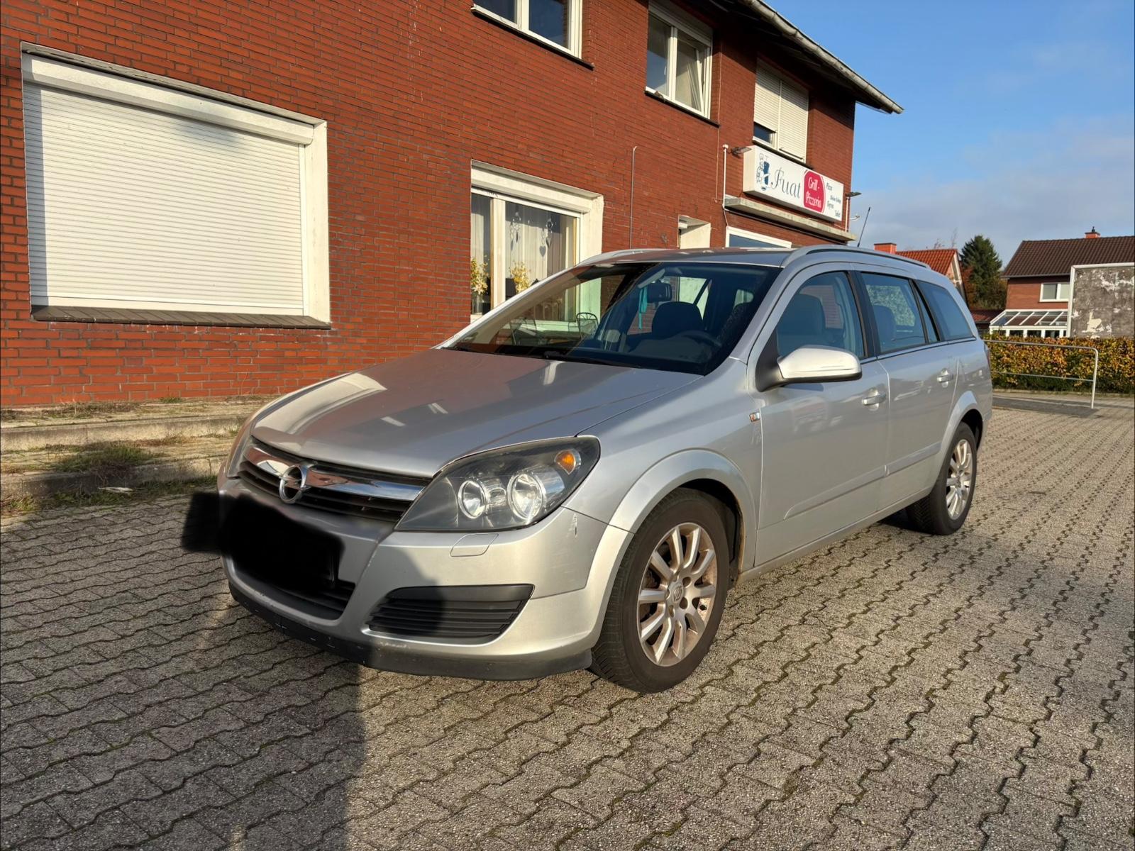 Opel Astra 2005 — rear view