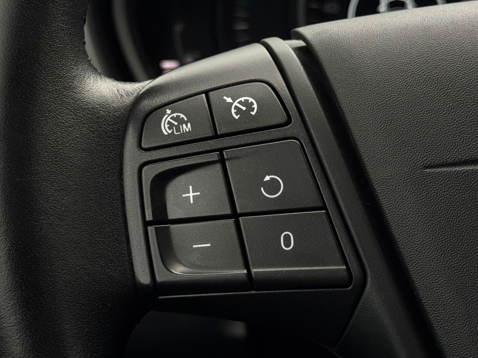 Fahrzeugabbildung Volvo V40 1.5 112kw/152ps Autom. Kam Temp Navi Sensus