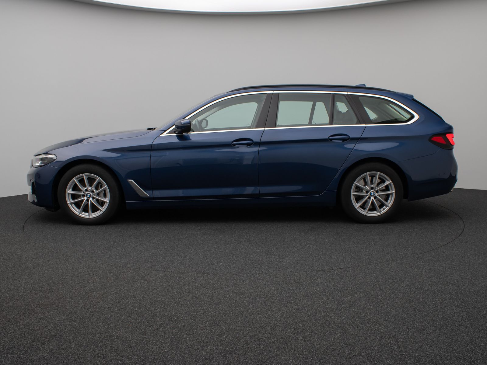 Fahrzeugabbildung BMW 530d Panorama Kamera HUD DAB Alarm AHK Sport