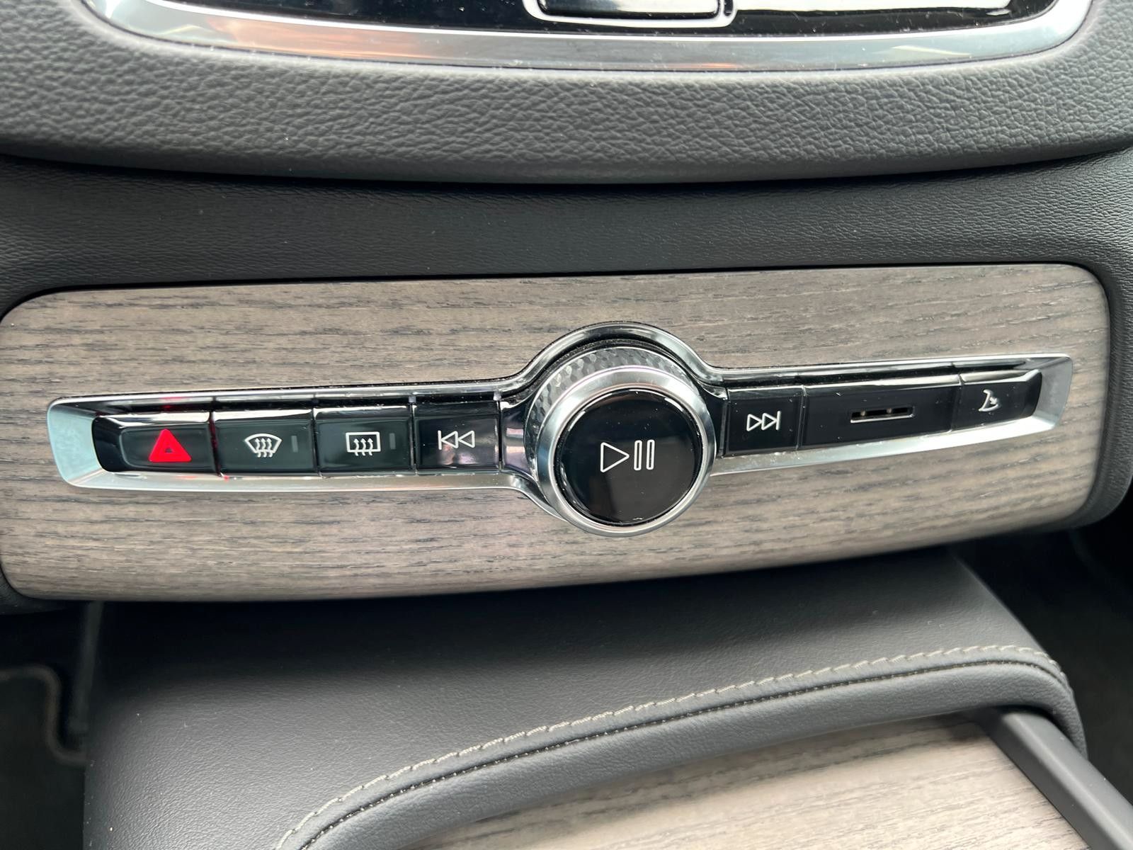 Fahrzeugabbildung Volvo XC90 B5D AWD Plus Bright*LED*STHZ*360*AHK*ALARM