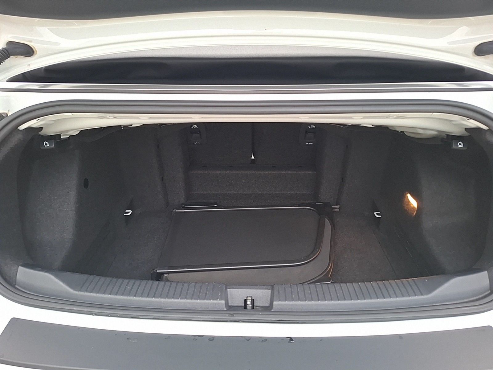 Fahrzeugabbildung Volkswagen T-Roc Cabriolet TSI R-Line DSG LEDplus Navi VC A