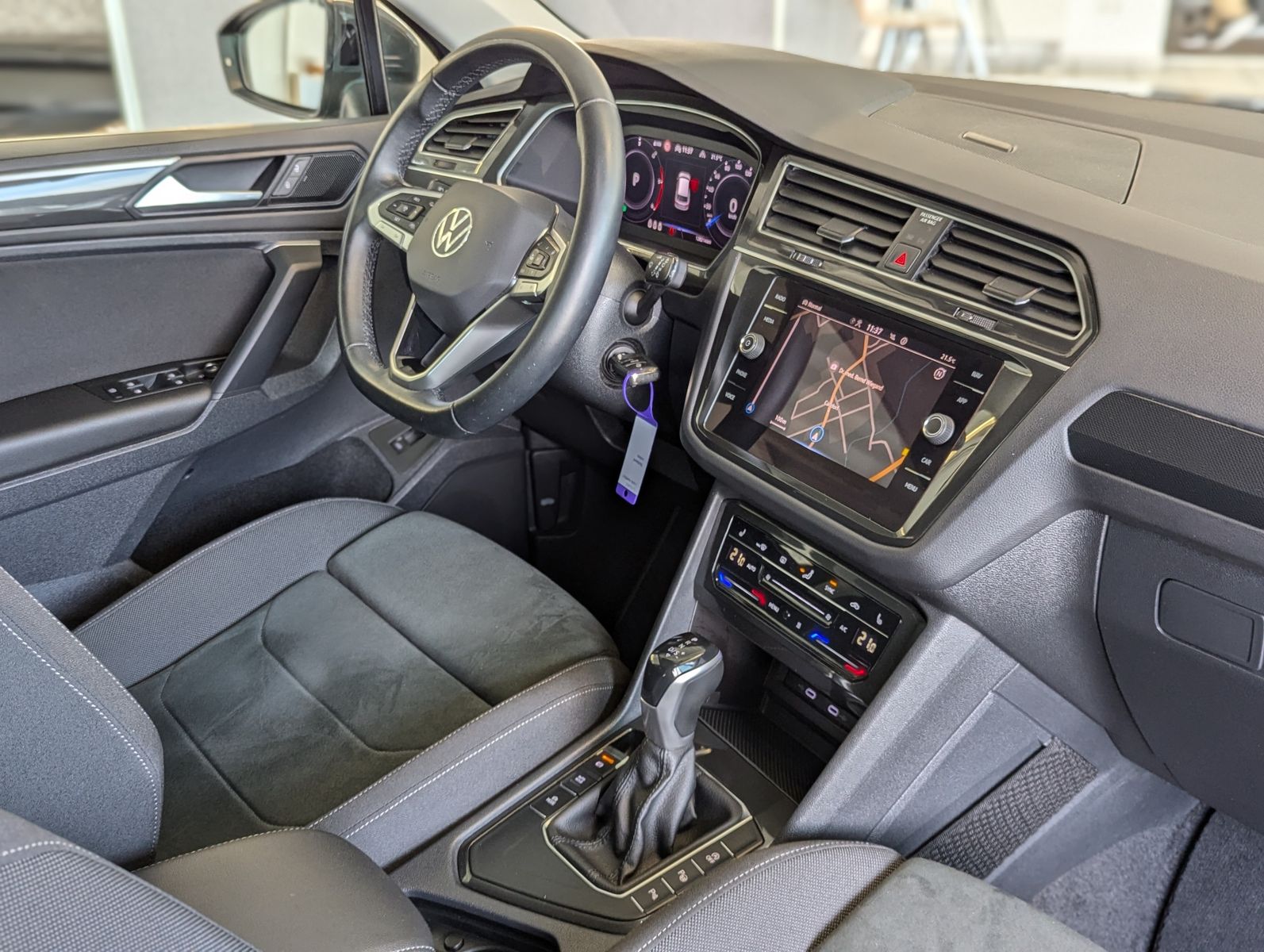 VW Tiguan 2.0 TDI DSG Elegance HUD Assist-Plus StHz - Image 11