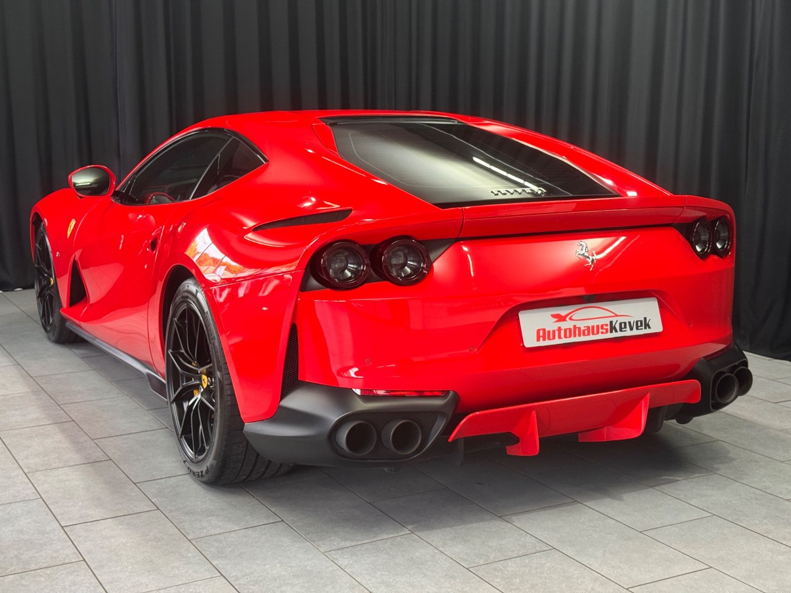 Fahrzeugabbildung Ferrari 812 Superfast|CARBON-SCHALENSITZE|360"KAMERA|ACC