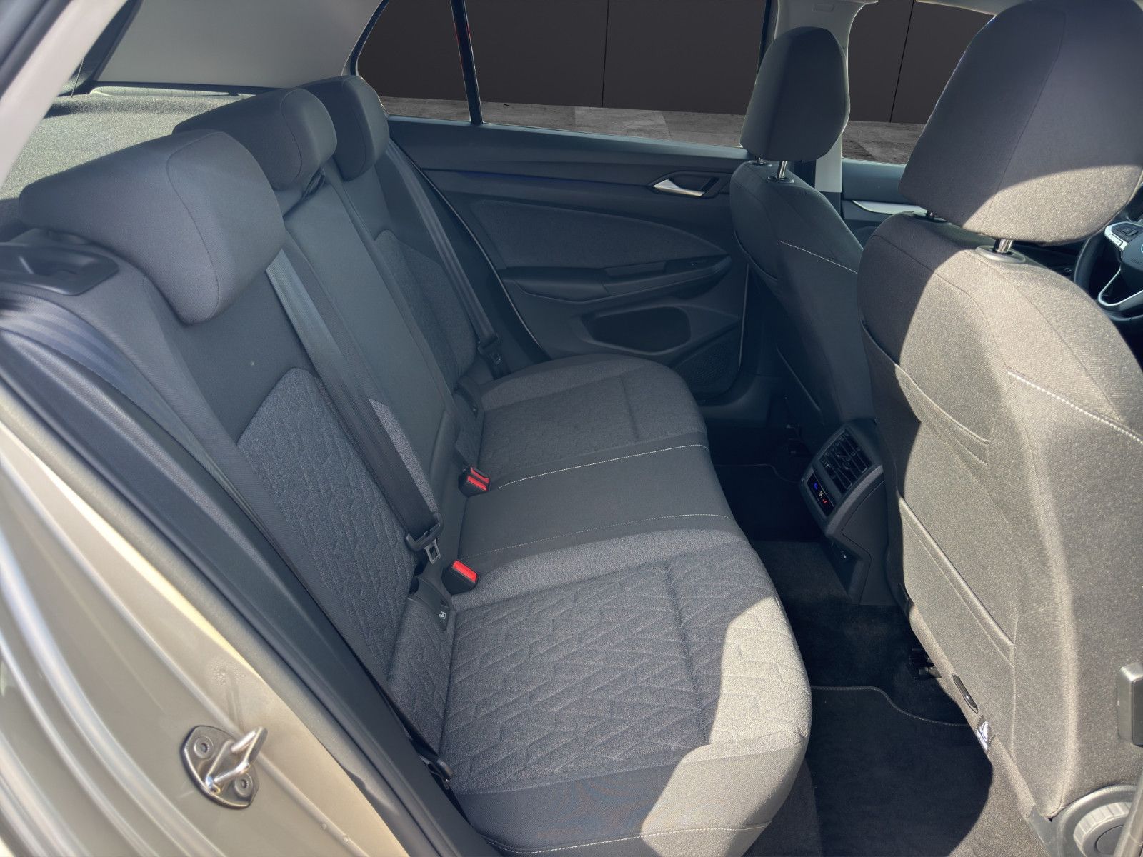 Fahrzeugabbildung Volkswagen Golf VIII 1.5 eTSI ACC/Apple/Ambiente/Keyless