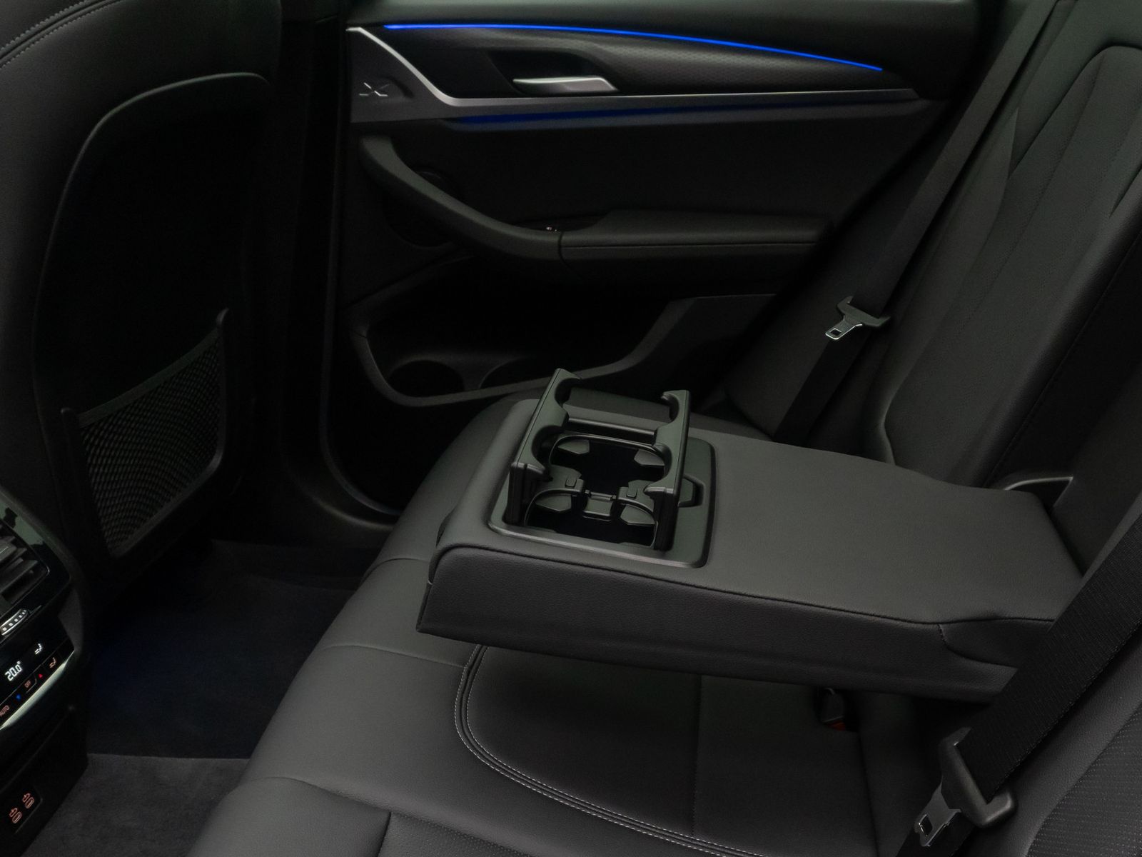 Fahrzeugabbildung BMW X3 xD30i M Sport AHK Kamera DAB HUD Panorama 20"