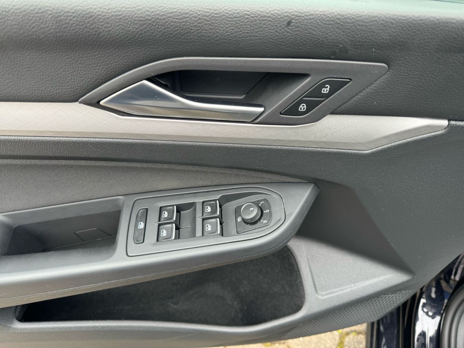 Fahrzeugabbildung Volkswagen Golf VIII Lim. Life eTSI LED+Navi+Lane