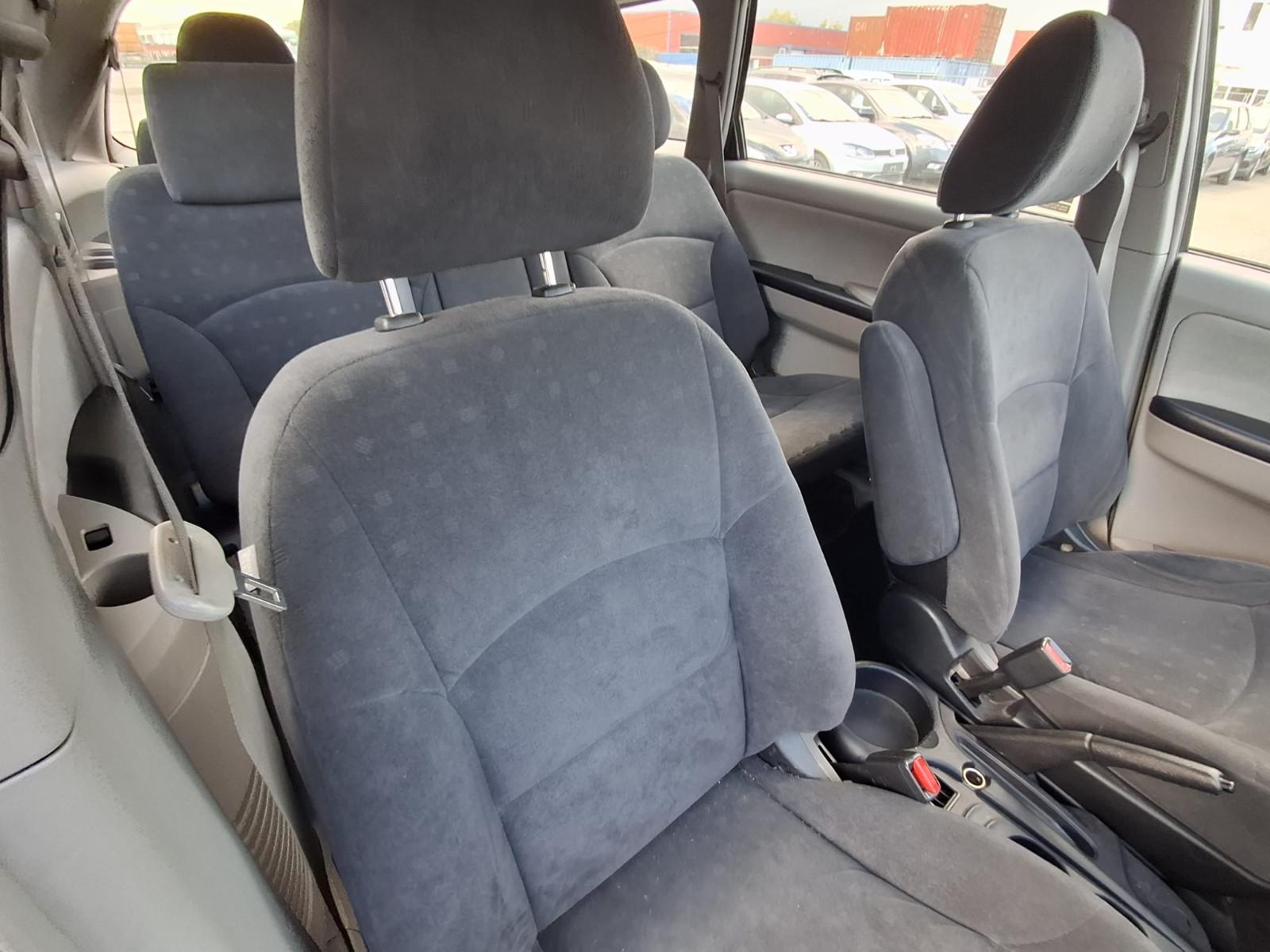 Mitsubishi Grandis 2005 — photo 10