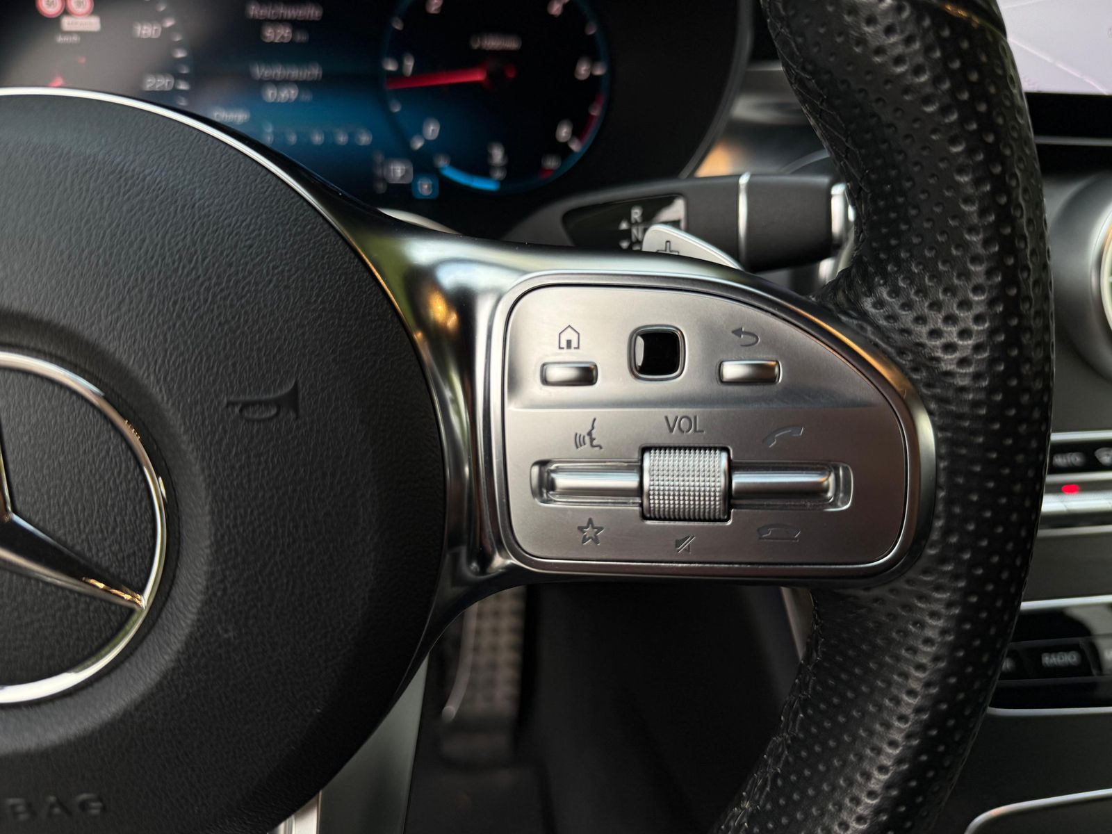 Fahrzeugabbildung Mercedes-Benz C 300 d 4M AMG-Line MULTIB+NIGHT+NAV+KAM+VIRTUAL