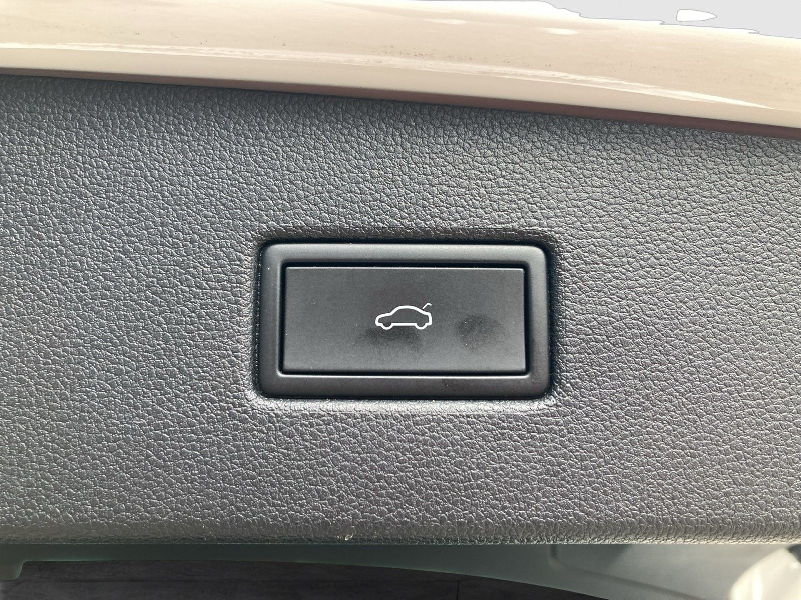 Fahrzeugabbildung Volkswagen Tiguan TDI R-Line DSG Matrix Navi AHK STH PDC