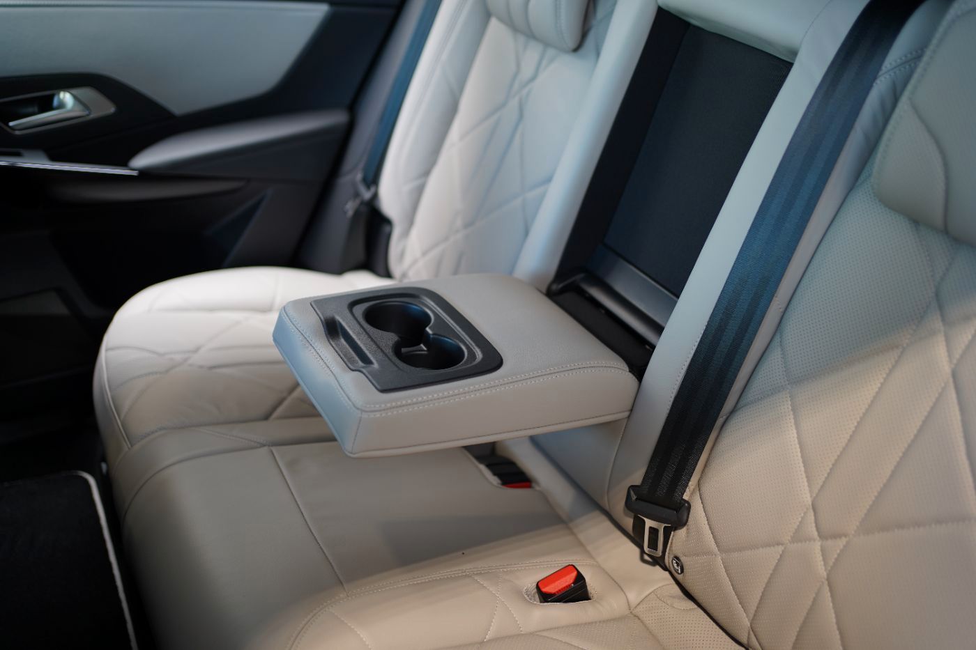 Fahrzeugabbildung DS Automobiles DS7 BlueHDi 130 EAT8 Esprit de Voyage Focal
