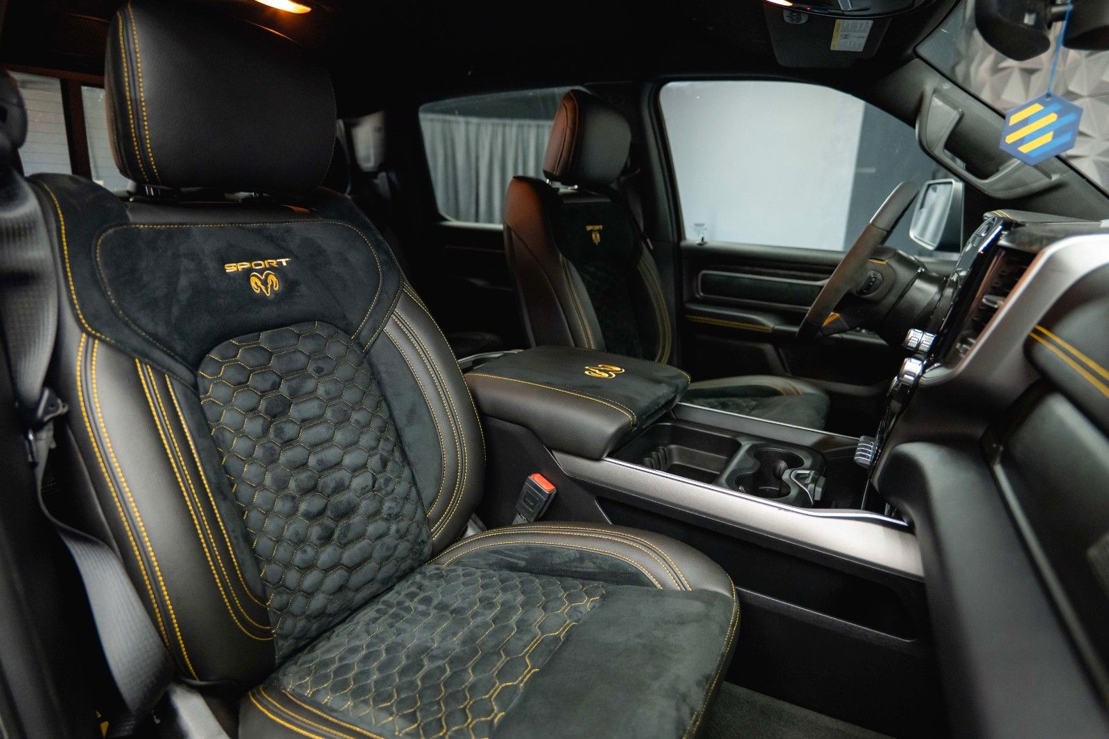 Fahrzeugabbildung Dodge RAM 5.7 V8 GOLD EDITION OFFROAD 4x4 UNFALLFREI