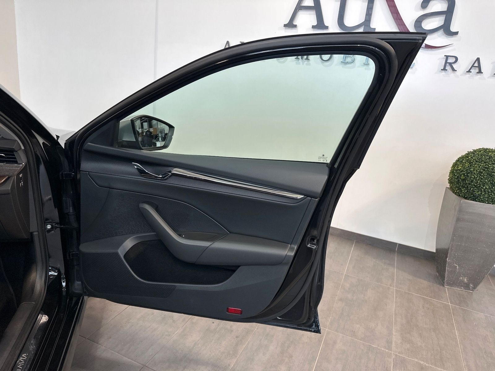 Fahrzeugabbildung SKODA Octavia Combi 2.0 TDI DSG 4x4 Scout NAV+LED+AHK
