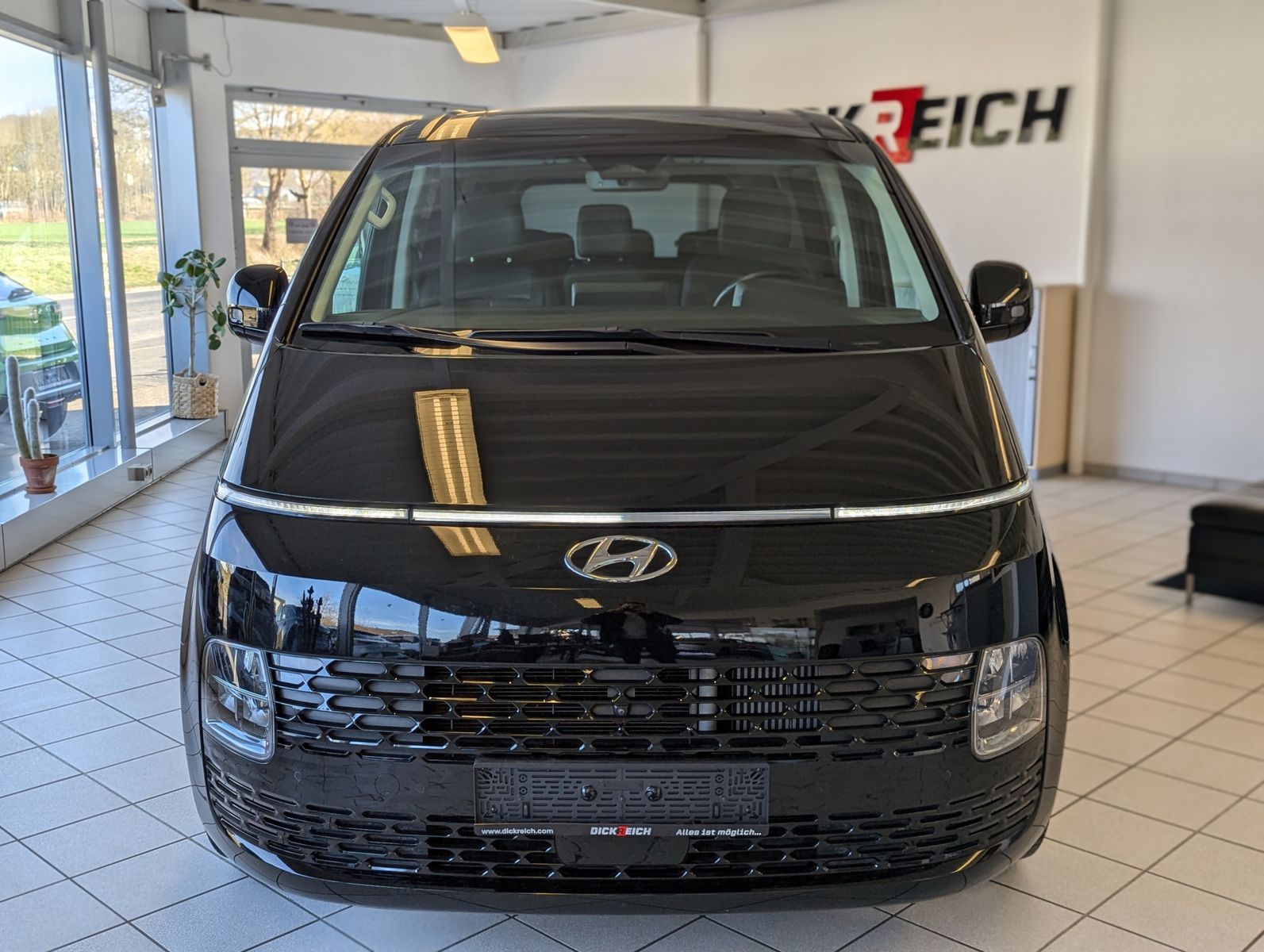 Fahrzeugabbildung Hyundai Staria 2.2 CRDi Aut Prime 4WD Leder Pano 9-Sitze