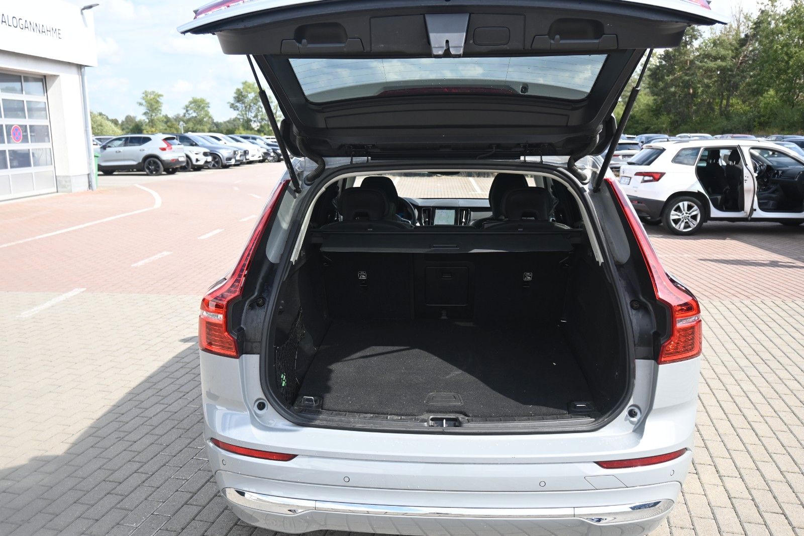 Fahrzeugabbildung Volvo XC60 T6 Essential AWD*PDC*AHK*PANO*STHZG*