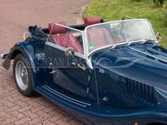 Fahrzeugabbildung Morgan Plus 4 *Sport Blue/ Muirhead Red*