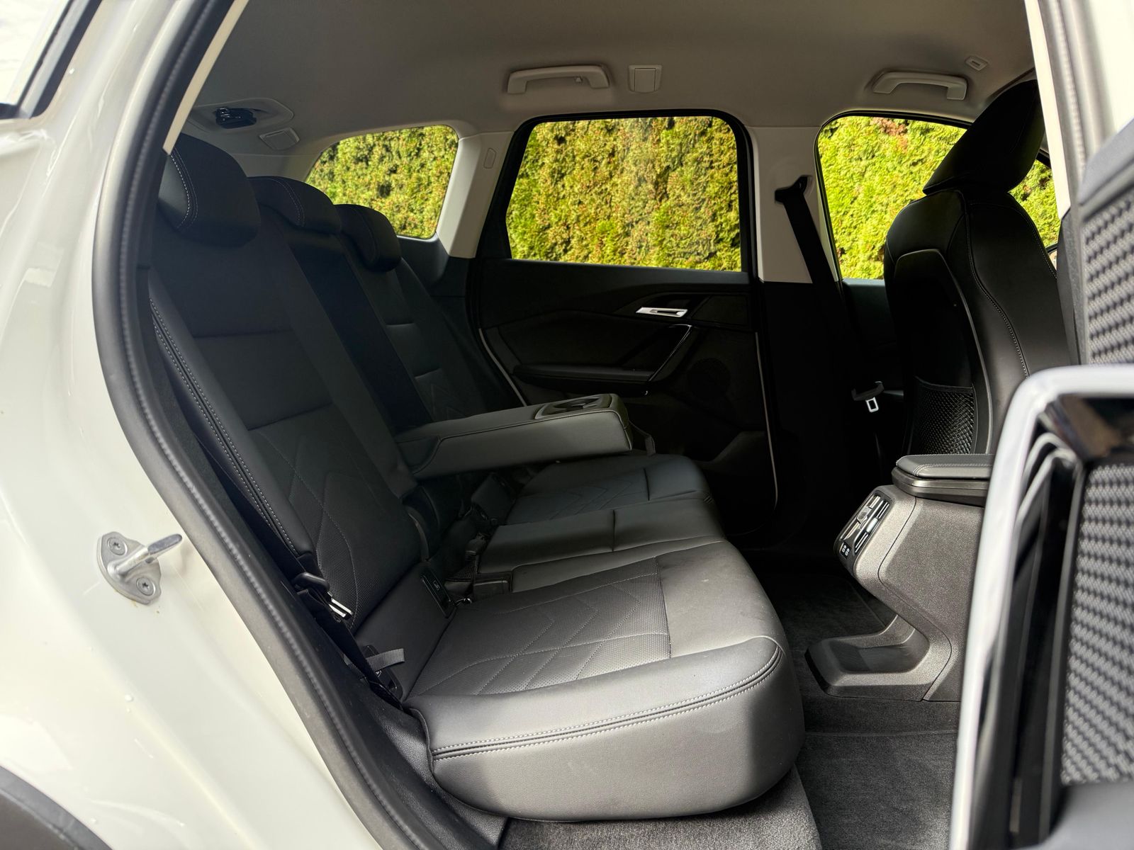 Fahrzeugabbildung BMW iX1 30 xDrive 64 kWh SHADOW+LIFE+SHZ+KAM+LEDER+M