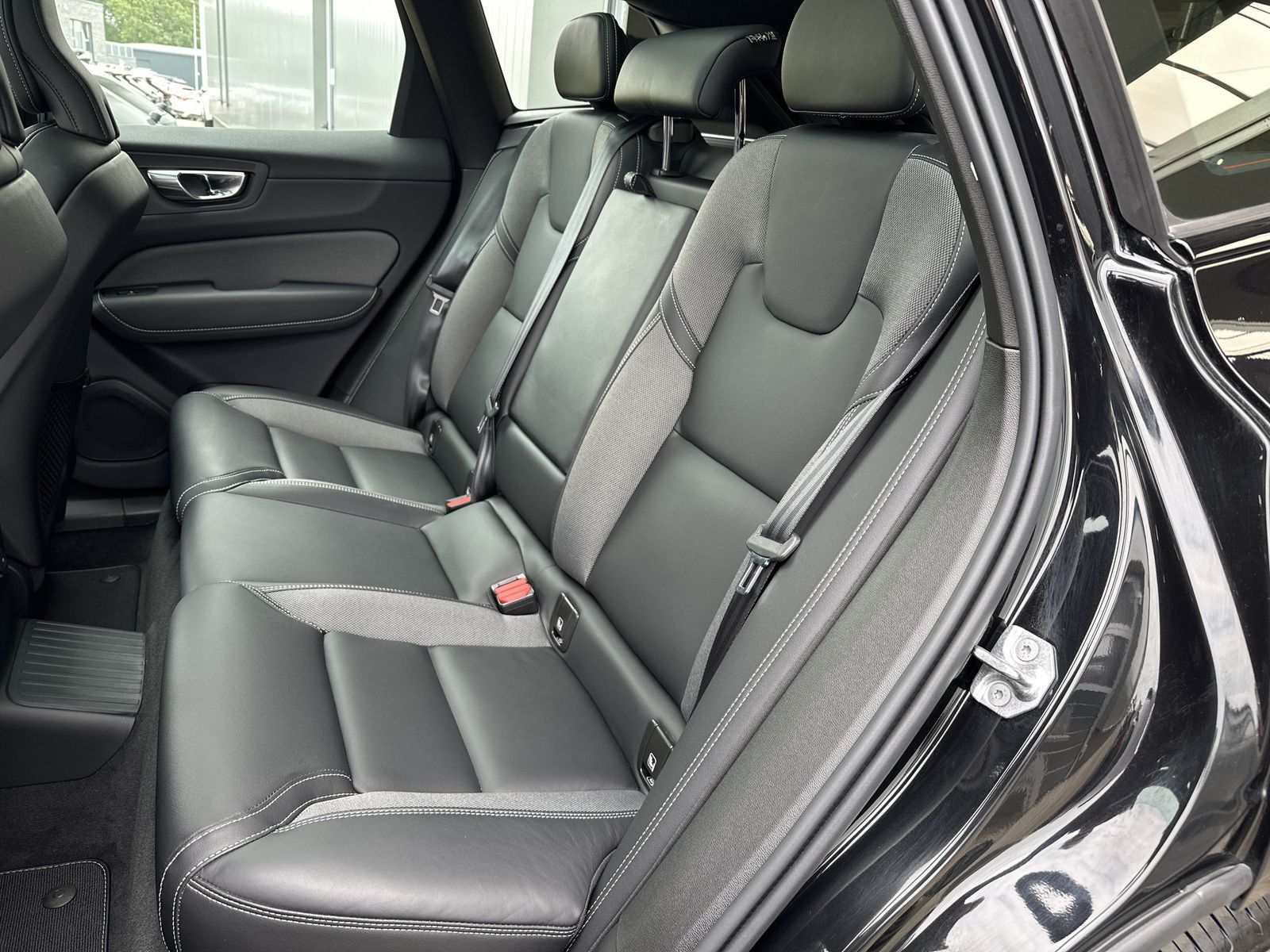 Fahrzeugabbildung Volvo XC60 T6 Hybrid AWD R-Design NAV+LED+AHK+PANO+ACC