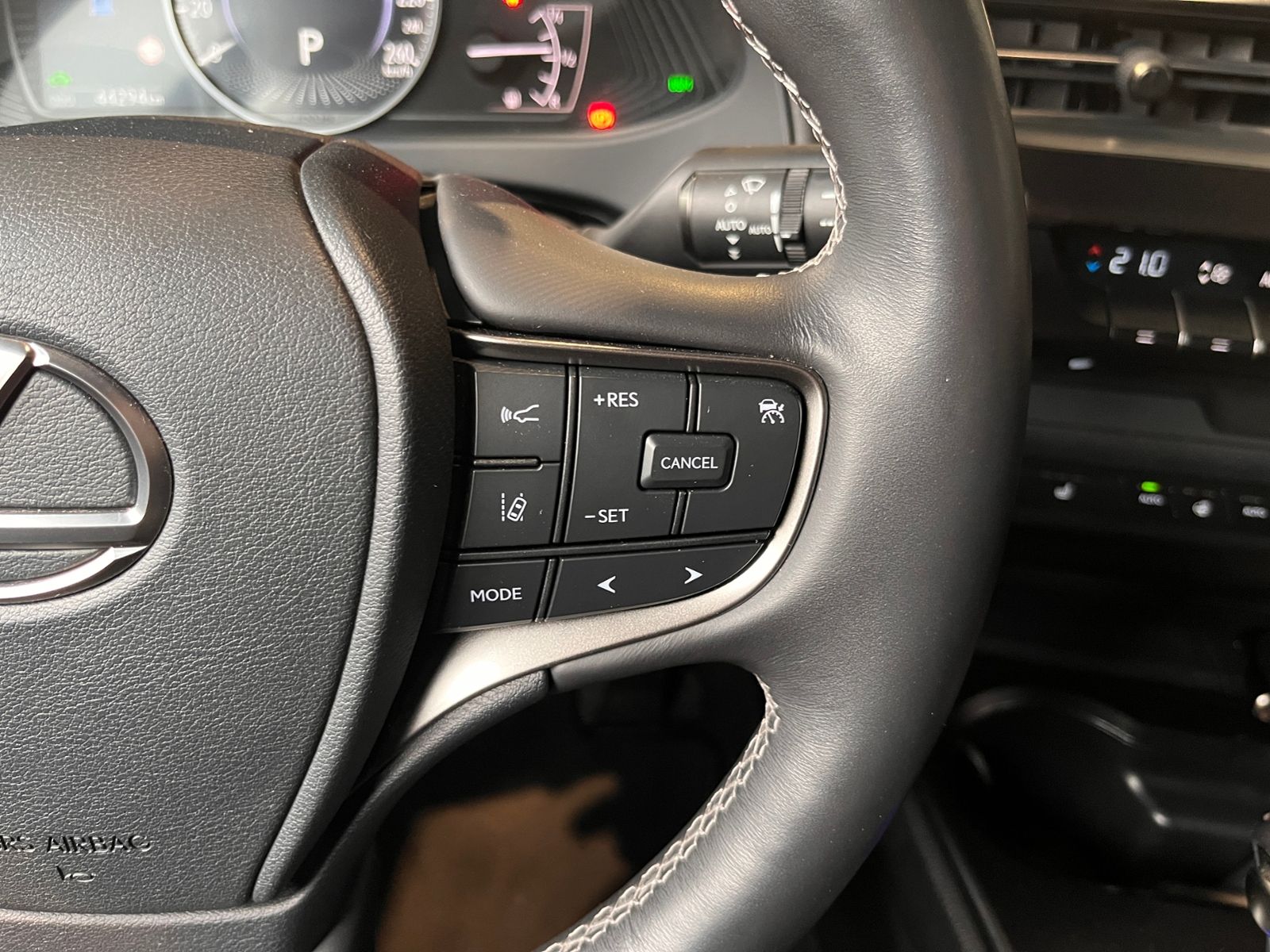 Fahrzeugabbildung Lexus UX 250 h Style AHK LED SHZ CARPLAY RFK