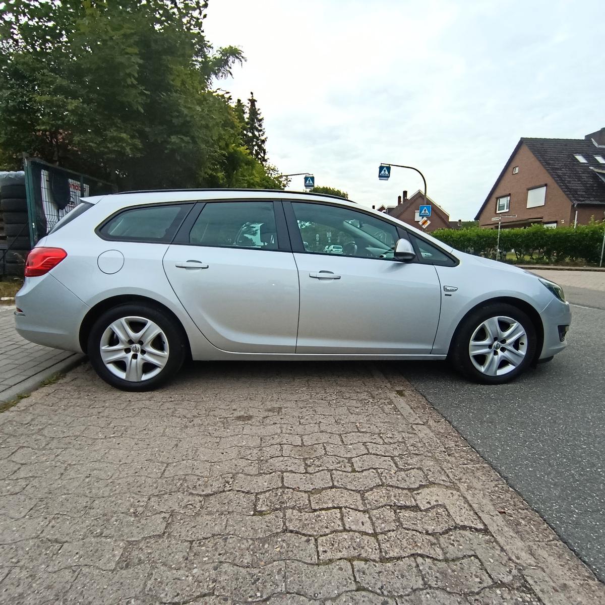 Opel Astra 2014 — interior