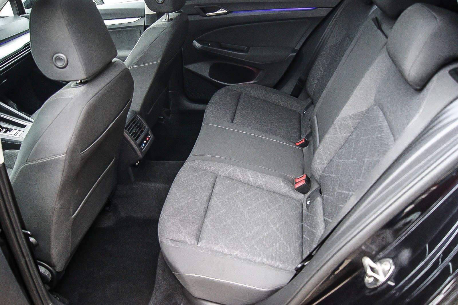 Fahrzeugabbildung Volkswagen Golf VIII Var 20TDI DSG LIFE STDHG ANHZV PANO IQ