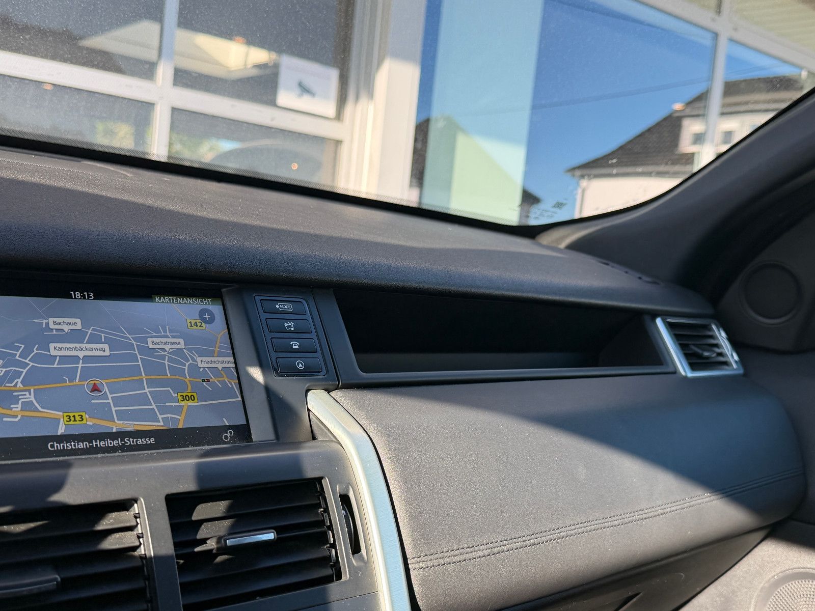 Fahrzeugabbildung Land Rover Discovery Sport SE AWD/PANO/ACC/NAVI/KAMERA/SHZ