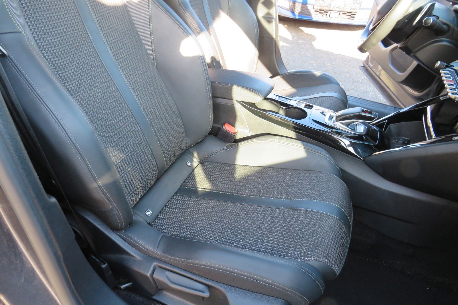 Fahrzeugabbildung Peugeot 2008 GT 8-AUTOMATIK GRA NAVI PDC 1.HAND