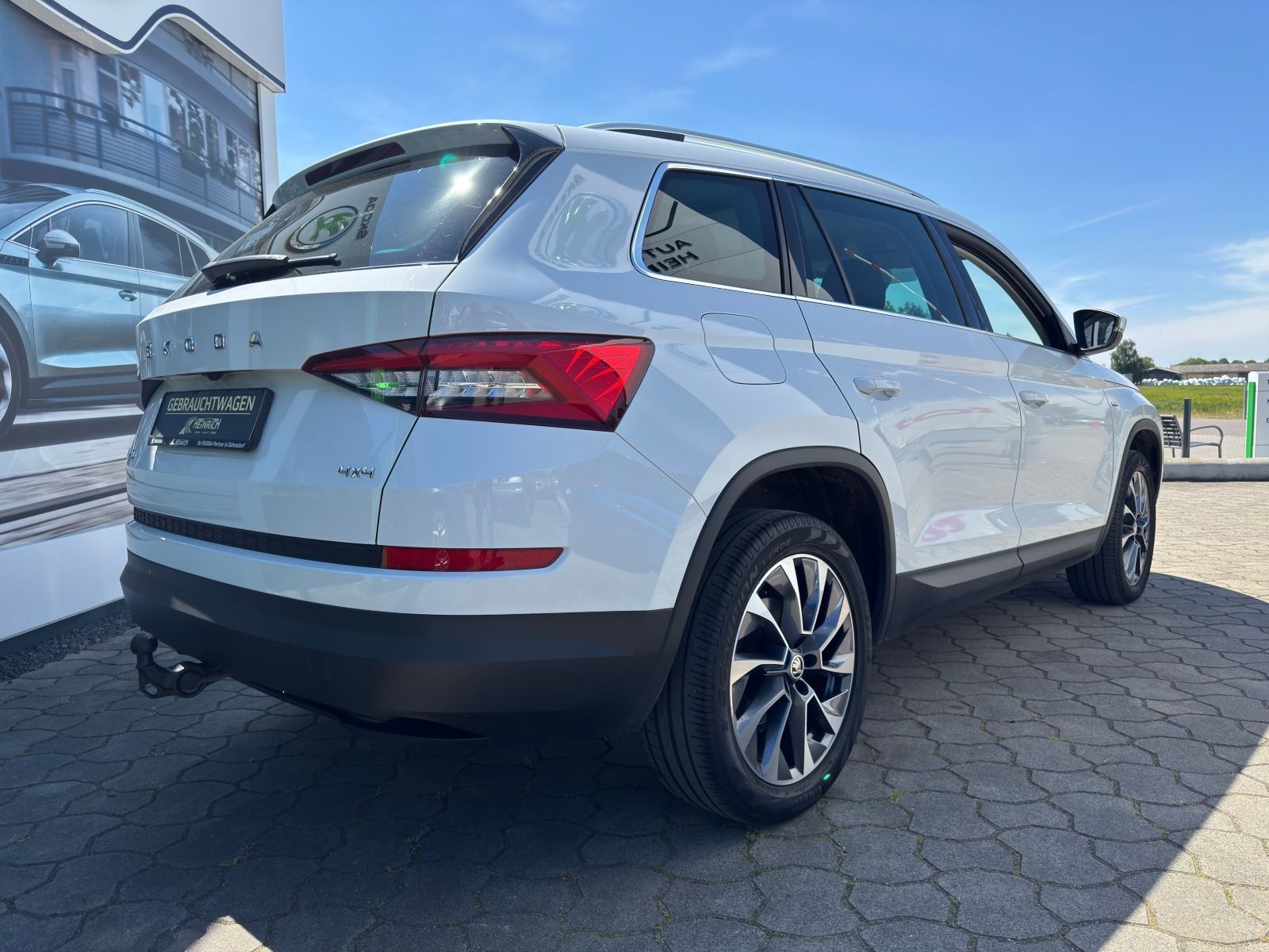 Fahrzeugabbildung SKODA Kodiaq 2.0 TSI Drive 125 4x4*360°Cam*AHK*SideAss