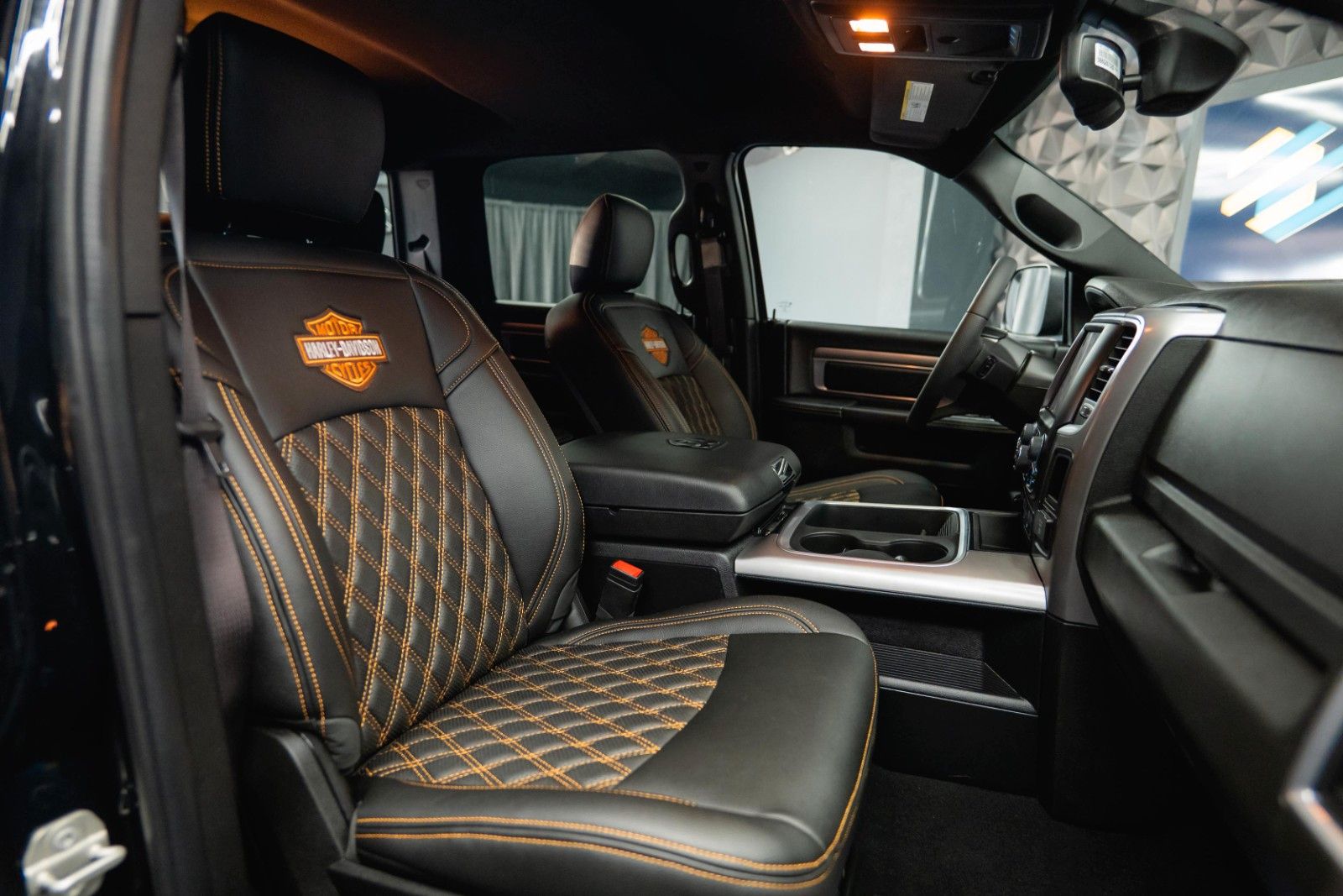 Fahrzeugabbildung Dodge RAM 5.7 V8 HEMI 4x4 OFFROAD Night HarleyDavidson