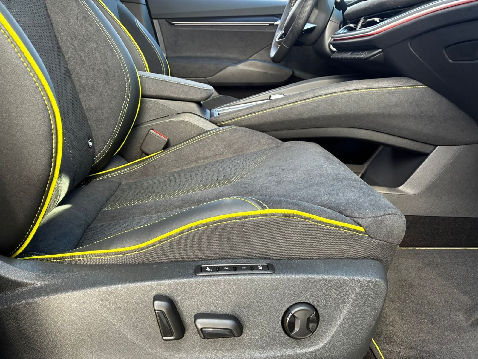 Fahrzeugabbildung SKODA Elroq RS 360°cam*AHK*21Zoll*Head-Up*Wärmepumpe