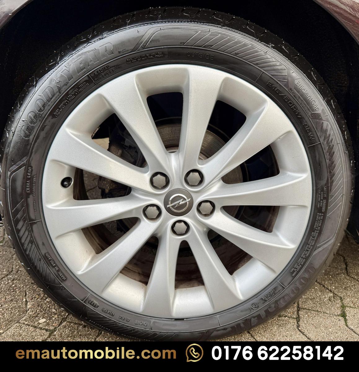 Opel Astra 2012 — photo 18