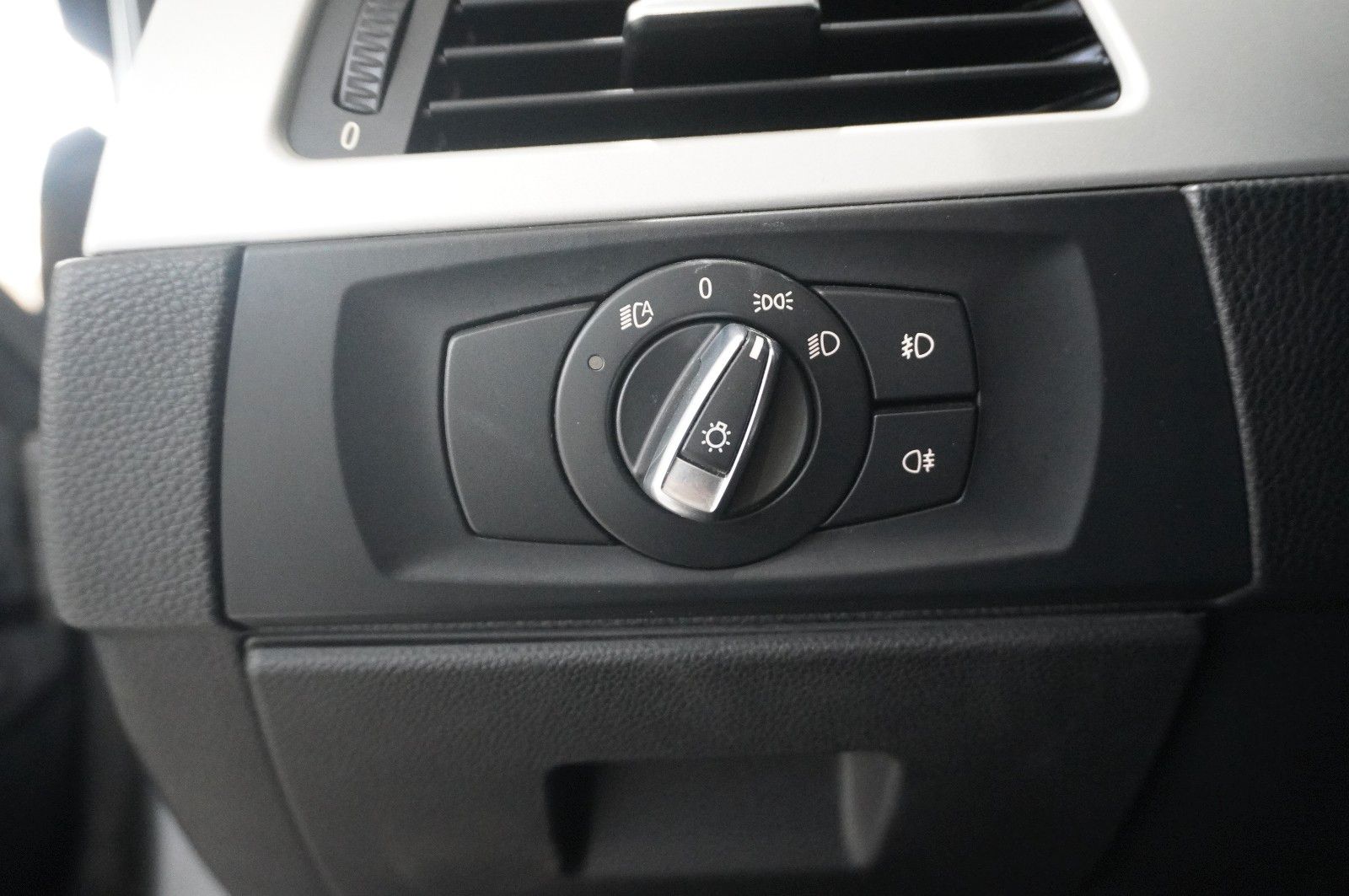 Fahrzeugabbildung BMW 320i TOURING NAVI/BI-XENON/SHZ/PDC/PANO./SH/TEMP