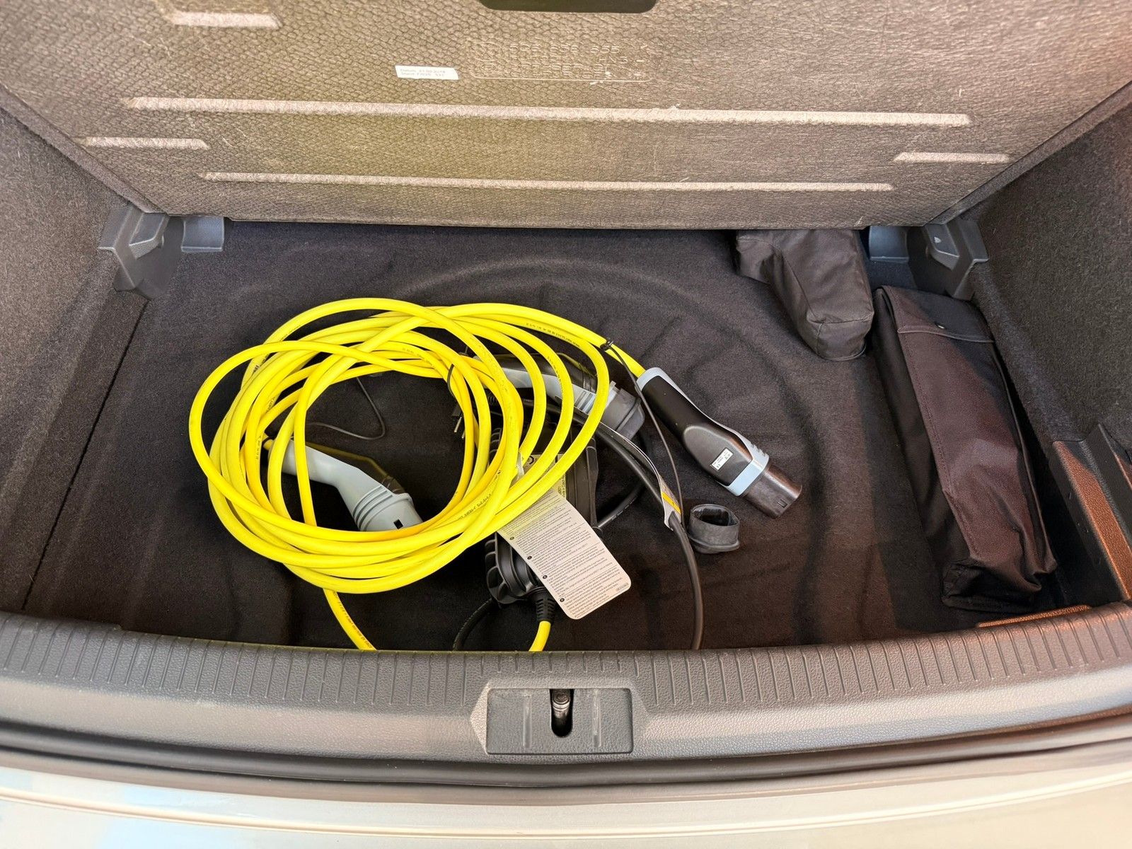 Fahrzeugabbildung Volkswagen e-Golf VII Lim +Wärmepumpe + LED + Spiegel Paket