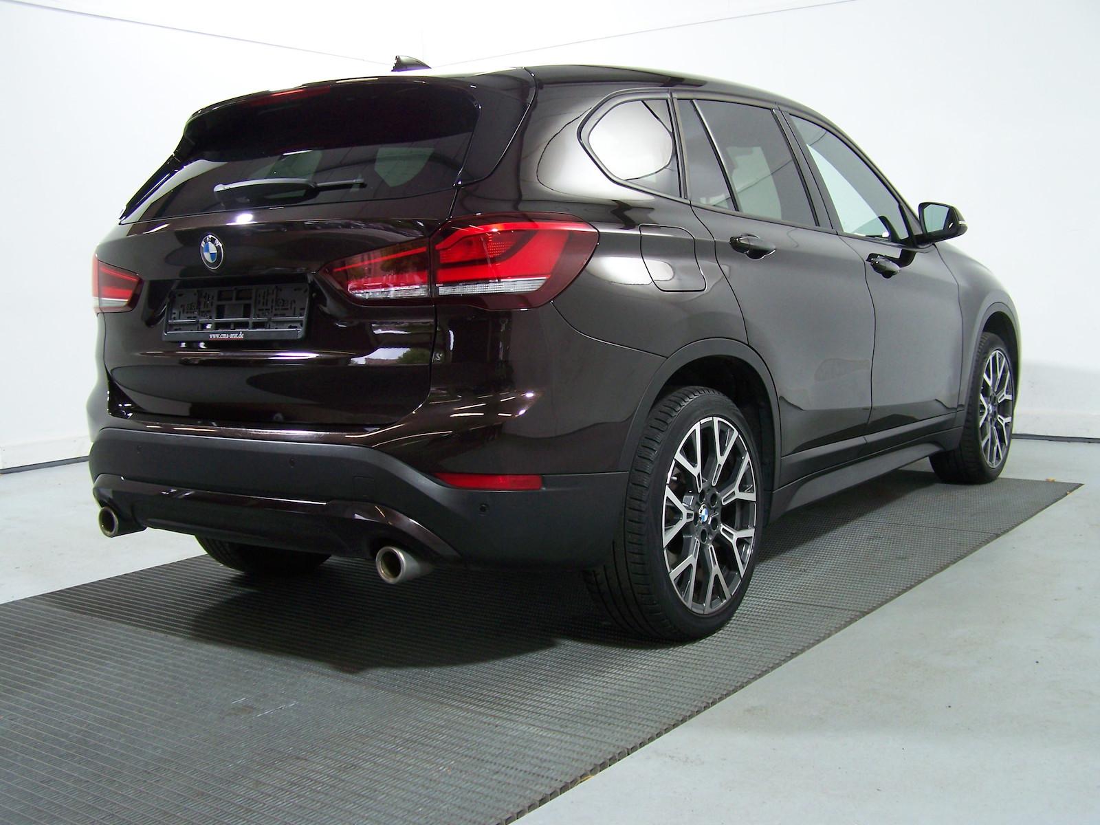 BMW X1 xDrive 20 i Advantage AUTOM PANOR+R19+LED+NAV