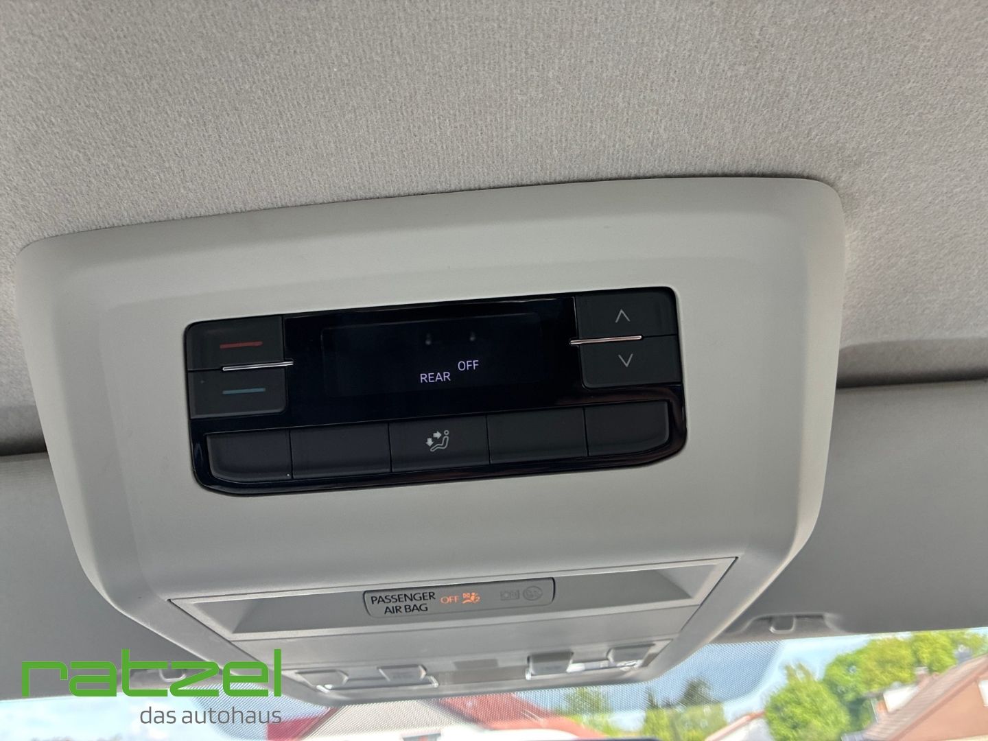 Fahrzeugabbildung Volkswagen T6.1 Kombi 2.0 TDI DAB Notbremsass. PDC 9-Sitzer
