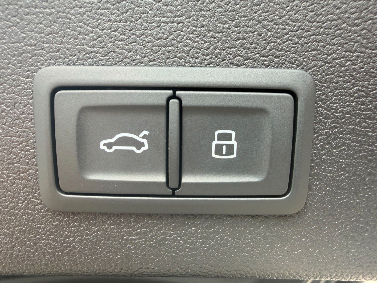Fahrzeugabbildung Audi A3 Sportback 40 TFSI e S-LINE SPORTPAKET AHK LED