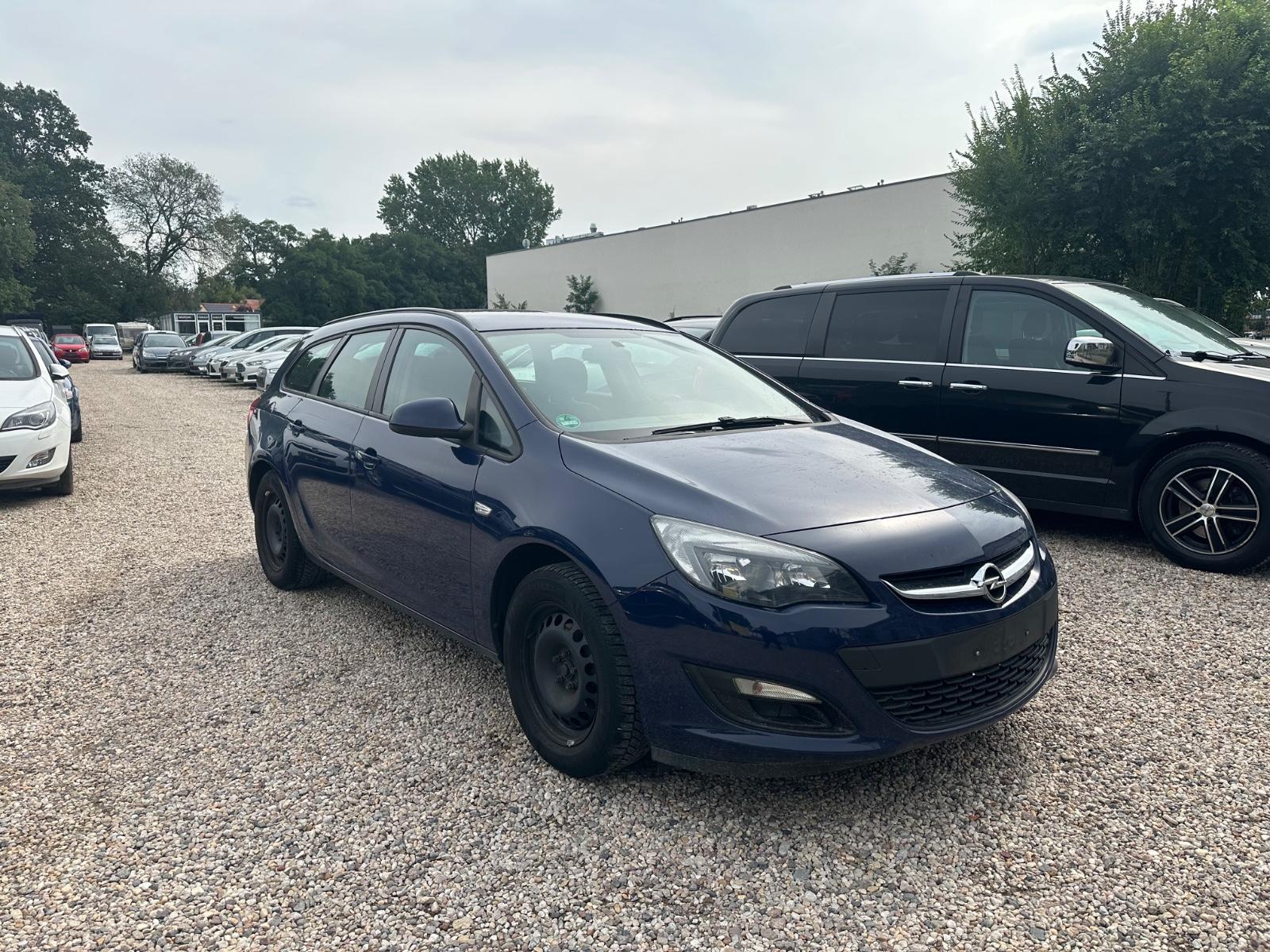 Opel Astra 2015 — interior
