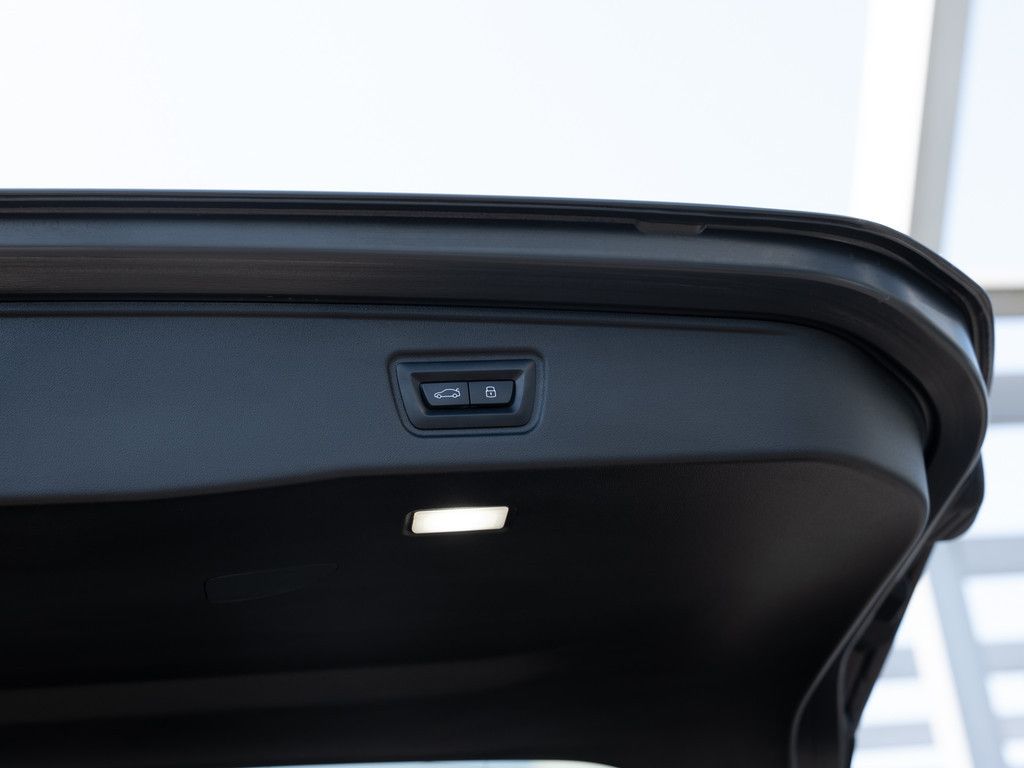 BMW i5 Touring 40 xDrive M-Sport Pro PANO AHK B&W foto 13