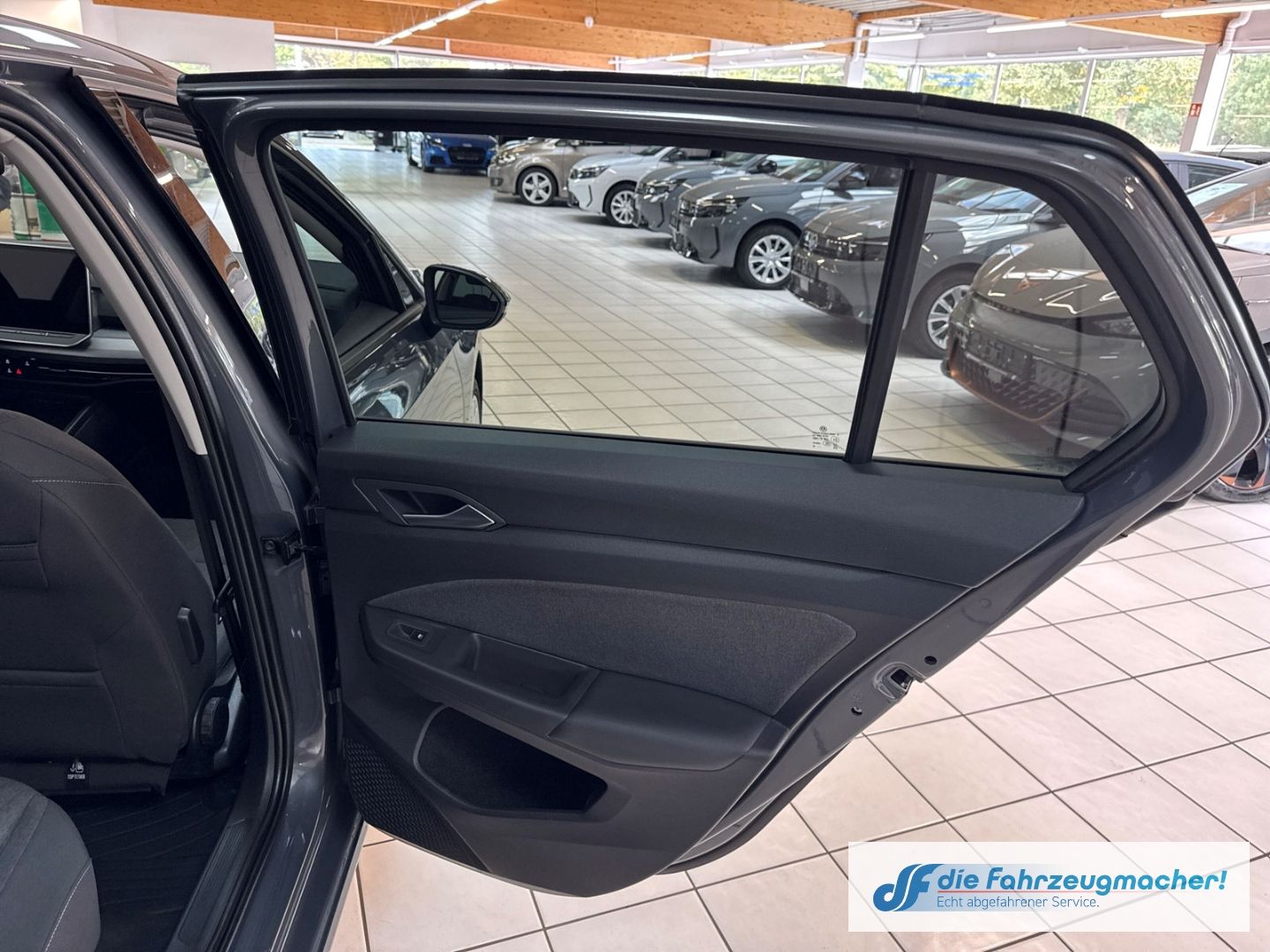 Fahrzeugabbildung Volkswagen Golf VIII 2.0 TDI 110 kW Life Digitales Cockpit